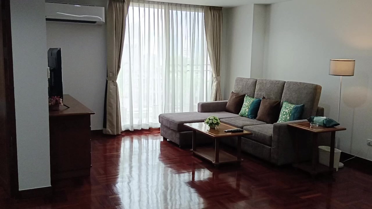 🌟【Assign Residenceのご案内】トンローソイ18に位置する、広さ72㎡の1ベッドルームサービスアパートが空いています！お部屋は開放感たっぷりで、広々としたお住まいをお探しの方に最適です🏡✨

この魅力的なお部屋には、なんと週3回のお掃除サービスや高速インターネット、日本のテレビが含まれています📺🌐。さらに、メイドさんはお掃除の際に洗濯機の中の洗濯物も洗って干してくれるので、日常の手間を減らせます👗🧺

ペップリー通りにもアクセスしやすく、高速道路にも簡単に出られる便利なロケーションです🚗✨

ラグジュアリーな都市生活をこのスペースで体験してみませんか？興味のある方はお早めにご連絡ください📞💬

#バンコク生活
#引越し
#サービスアパート
#便利な生活
#紅樹株式会社