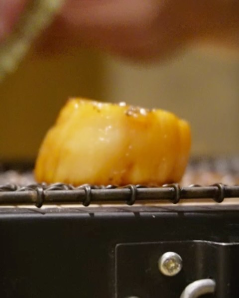 料理長 福川 諒が手がける、しゃかリッチの名物料理。
日本の有名ホテルや料亭で培った技術を活かした一皿。

ご飯を使わず、厳選した鮮魚のみで仕上げた海鮮太巻き。
北海道産帆立を目の前で炭火で炙り、雲丹とともに巻き上げます。

素材の良さとライブ感を楽しめる、特別な体験をぜひ。

ご予約・お問い合わせはプロフィールの📞又は公式LINEより承ります。

Signature dishes by Head Chef Ryo Fukukawa.
Trained in renowned hotels and traditional restaurants in Japan.

A premium seafood roll made without rice,
and seared Hokkaido scallop with uni, crafted at your table.

Enjoy the quality of ingredients and live experience.

For reservations or inquiries, please contact us via phone or LINE on our profile.

#しゃかリッチ #バンコク和食 #個室和食 #BangkokDining #JapaneseFood