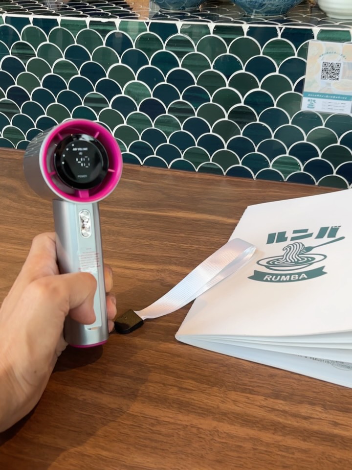 🫠
<報告>
ルンバの1階。窓ガラスが熱を吸収して暑い件
ガラス全替えできないか模索しましたが
お店を閉めないといけない&コスト高いで断念。
近日中に遮熱フィルムを貼ります！！
少しは変わると思ってます！とりあえず行動します！

まだまだ暑い日が続く🇹🇭バンコク
でもこの暑さもあと1ヶ月かな？
掘りごたつ席や2階席は涼しいです！
あ、1階オープン席やカウンターご利用のお客様限定で
ドリンク◯◯%割引とかしたら喜んでもらえますか？
何でもご意見よろしくお願いします🙇🙇‍♂️

では日曜日もピリッとよろしくお願いします！！

※手持ち扇風機を3台購入しました🌪️
ご自由にご使用ください♪( ´θ｀)ノ

#トンロールンバ #トンロー #スープパスタ #🇹🇭
#ThonglorRumba