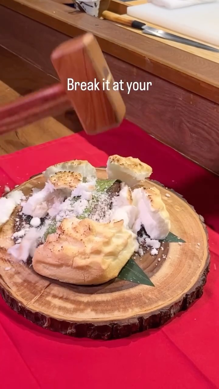 塩釜ローストビーフ

A4等級以上の黒毛和牛もも肉を使用した、
しゃかリッチ名物の特別な一皿。

焼き上げた塩釜をお客様ご自身で木槌で割っていただき、
中から出来立てのローストビーフが現れます。

味わいはもちろん、目の前で楽しむライブ感も魅力。

特別なひとときをぜひご体験ください。

ご予約・お問い合わせはプロフィールの📞又は公式LINEより承ります。

—

Salt Crust Roast Beef

Made with A4+ Japanese Wagyu round.

Crack open the freshly baked salt crust at your table
and reveal freshly roasted beef inside.

A premium dish with unforgettable table-side experience.

For reservations or inquiries, please contact us via phone or LINE on our profile.

—

โรสต์บีฟอบเกลือ

ใช้เนื้อวากิวญี่ปุ่นระดับ A4 ขึ้นไป

เปิดเกลืออบสดใหม่ด้วยค้อนบนโต๊ะของคุณ
เผยให้เห็นโรสต์บีฟร้อนๆ ด้านใน

ทั้งอร่อยและสนุกกับประสบการณ์เสิร์ฟถึงโต๊ะ

สำรองที่นั่งได้ทาง 📞 หรือ LINE ในโปรไฟล์

—

#しゃかリッチ #ローストビーフ #黒毛和牛 #バンコク和食 #BangkokDining