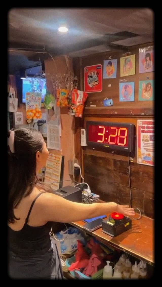 10 Sec Challenge @ Thonglor Yokocho 🎯

9.99でMEGA！？😳🔥
このゲーム、マジでハマる。

今月は「10秒チャレンジ」開催中👇

เล่นได้แค่ 100 Baht 💯
ทุกคนมีรางวัลแน่นอน

⏱ 10.00 を狙え

🍺 押した秒数でサイズ決定
🎯 10.00 = ビールタワー3L
9.99 = MEGA size
9.97–10.03 = Large
9.90–10.10 = Normal

❌ 外れても日本のお菓子GET 🇯🇵

Only 100฿ — Everyone wins.

👉 友達と来たら絶対盛り上がるやつ
👉 何回もやりたくなるやつ

เจอกันที่ทองหล่อครับ 🔥

#10SecondsChallenge
#ThonglorYokocho
#BangkokNightlife
#GameNight 
#ChallengeTime