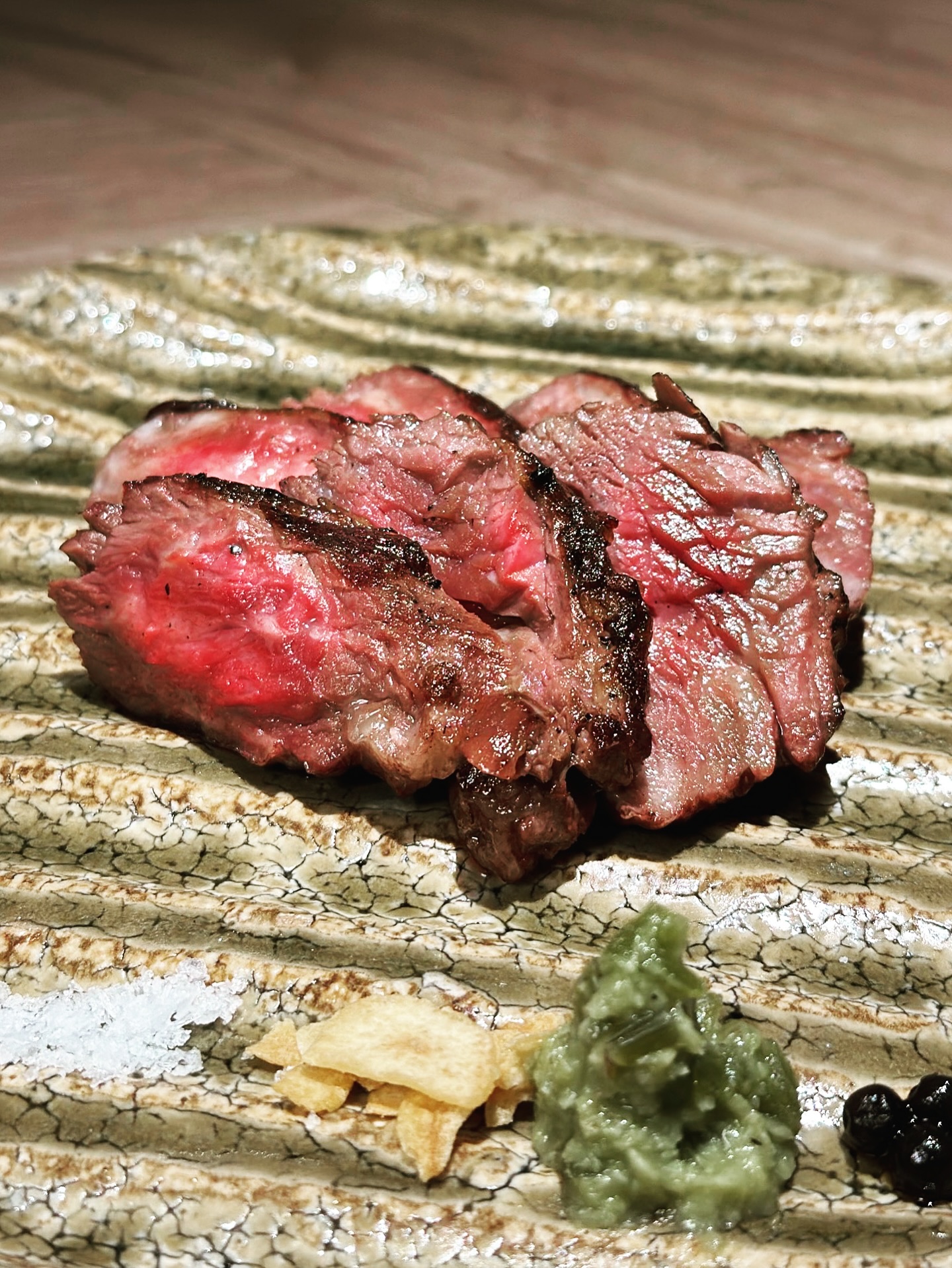 วากิวซาการิย่างถ่าน
เนื้อวากิวส่วนซาการิคุณภาพสูง หมักในซอสทาเระสูตรพิเศษโฮมเมด ก่อนนำไปย่างบนถ่านจนหอมกรุ่น
โดดเด่นด้วยรสอูมามิเข้มข้นของเนื้อแดง ความลุ่มลึกของซอส และกลิ่นหอมจากถ่านที่ผสานกันอย่างลงตัว

WAGYU Skirt Steak, Charcoal Grilled
Premium wagyu skirt steak marinated in our house-made special tare sauce, then grilled over charcoal to a fragrant finish.
The rich umami of lean wagyu, the deep savoriness of the tare, and the subtle smoky aroma come together in perfect harmony.

#bangkokfoodies 
#bangkokrestaurant 
#bangkokseafood 
#robata
#bangkokaoki