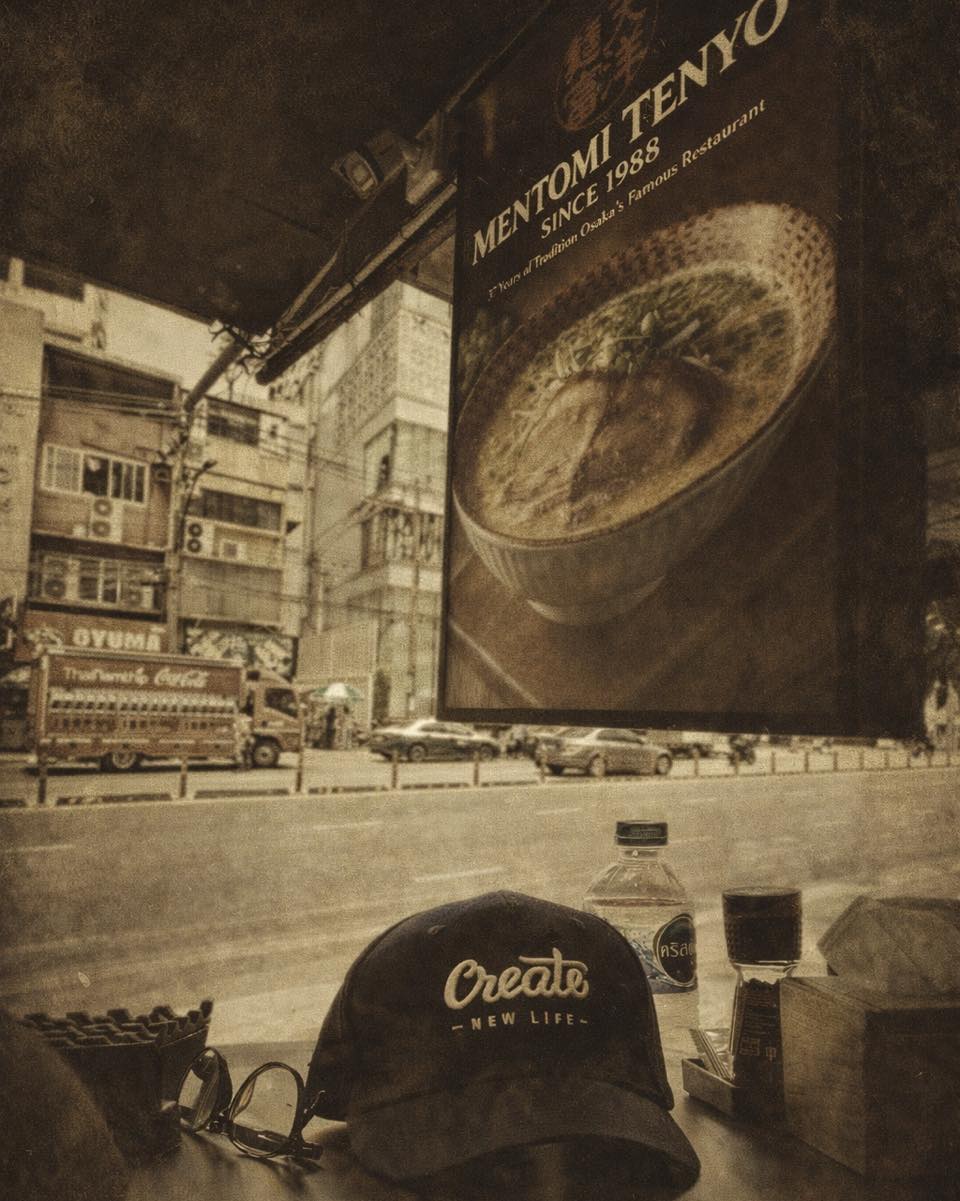 “Create new life.
 Start simple… ชีวิตใหม่ อาจเริ่มจากโต๊ะเดิม ๆ นี่แหละ” #tonglor #ramenbkk #bangkokramen #ramenmentomi