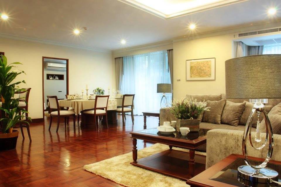 🌟 BTSプルンチット駅から徒歩すぐの好立地！「Ploenrudee Residence」で2ベッドルーム（126㎡）の入居者を募集しています✨ 65,000バーツというリーズナブルな家賃で、このエリアではお得に住めるチャンスです🏠🏙️ 内装は少しクラシカルなデザインですが、重厚な作りで、新しい物件にはない魅力があります。車でのアクセスも◎、ルアムルディー通りは渋滞が少なく、スムーズです🚗💨

近くには便利なオールシーズンプレイスがあり、ショッピングやグルメも楽しめます🍽️🛍️ また、駅まで行けばセントラルデパートも！生活利便性を重視したい方にはぴったりな物件です💡

この機会をお見逃しなく！お問い合わせをお待ちしております📩💕

🌟 Excellent location just a short walk from BTS Phloen Chit Station! We are looking for tenants for a 2-bedroom (126㎡) unit at "Ploenrudee Residence"✨ At a reasonable rent of 65,000 Baht, this is a great opportunity to live affordably in this area🏠🏙️ The interior design is a bit classical, but with solid construction, it has an appeal you won't find in new properties. Access by car is also excellent, with little traffic congestion on Ruamrudee Road, making it smooth to get around🚗💨

There is a convenient All Seasons Place nearby, where you can enjoy shopping and gourmet dining🍽️🛍️ And if you head to the station, there's also a Central Department Store! This property is perfect for those who want to prioritize convenience in their daily lives💡

Don't miss out on this opportunity! We look forward to your inquiries📩💕

🌟 距离BTS普隆齐站步行即可到达的绝佳地段！「Ploenrudee Residence」正招募两居室（126㎡）的住户✨ 仅需65,000泰铢的合理租金，是在该地区以实惠价格居住的好机会🏠🏙️ 室内装潢带有一些经典风格设计，结构厚重，具备新楼盘所没有的魅力。驾车通勤也非常方便◎，鲁安鲁迪路交通拥堵少，非常顺畅🚗💨

附近有便利的All Seasons Place，购物和美食都能尽情享受🍽️🛍️ 此外，前往车站还可到Central百货！如果您注重生活便利性，这将是非常适合的房源💡

不要错过这个机会！欢迎随时咨询联系我们📩💕

#バンコク不動産
#プルンチット
#心地よい暮らし
#URBANLIFE
#紅樹株式会社