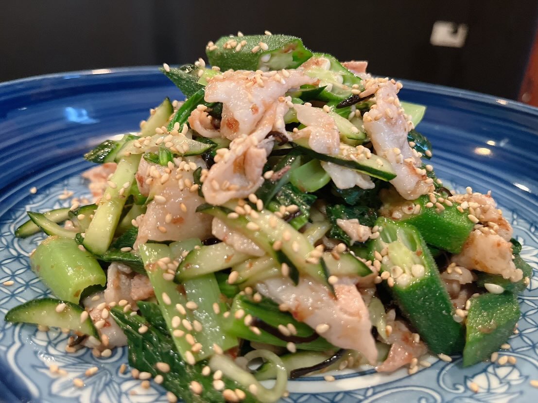 毎日暑い日が続きますねー💦
さっぱりした冷製おつまみご用意しております😄
皆様のご来店お待ちしております♪

おひとりさま大歓迎！
カウンター席大人気

おばんざい、鉄板焼きメニュー
二階テーブル席、三階個室完備
一階カウンター席でもオーダー可能です

黒兵衛では
各種ご宴会のご予約承ります♪
コース1,000バーツ〜
飲み放題 300バーツor 400バーツ

二階テーブル席
三階9名様までの小宴会用個室ございます。

よろしくお願いします♪
4月もHappy hour 開催中です
17:00〜19:30

キリンビール大瓶　120B
ウィスキーハイボール　80B

Happy hour in  April❗️
17:00〜19:30
Kirin Beer Big Bottle 120B
Whisky Hi-ball 80B

#バンコク創作料理居酒屋 #バンコク日本料理店 #バンコク小料理屋 #バンコクおひとりさま #バンコク1人飲み プラカノン バンコク日本人女性スタッフ常駐 バンコクおかみさん バンコクお好み焼き屋 バンコク鉄板焼き  バンコクおばんざい  japanesefood bangkok phrakhanong japaneserestaurant reopen happyhour obanzai bangkokokonomiyaki bangkokteppanyaki