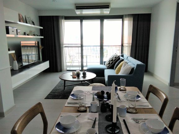 バンコク、スクンビット49の奥に位置する「Pala Residence」で、広々とした2ベッドルームのお部屋が空いています🏢✨。この物件は100㎡以上あるため、家族やカップルに最適です。内装はモダンで清潔、キッチンにもエアコン完備で、調理時も快適に過ごせます🍳🌿。🛁バスルームは日本スタイルで、洗い場やオシュレットも完備されており、日本の快適さを感じられますよ💖。

スタッフの対応は素晴らしく、居住者の方からも高評価を得ています。立地が少し奥まっているため、居住者用に2台の車両サービスもあり、移動もラクラク🚗💨。トンロー25へのアクセスも良好で、渋滞のストレスを感じずにトンロー通りへ。こんなに充実した物件で、新しい生活を始めてみませんか？🌟

#最新物件
#広々空間
#日本スタイル
#紅樹株式会社
#優良物件