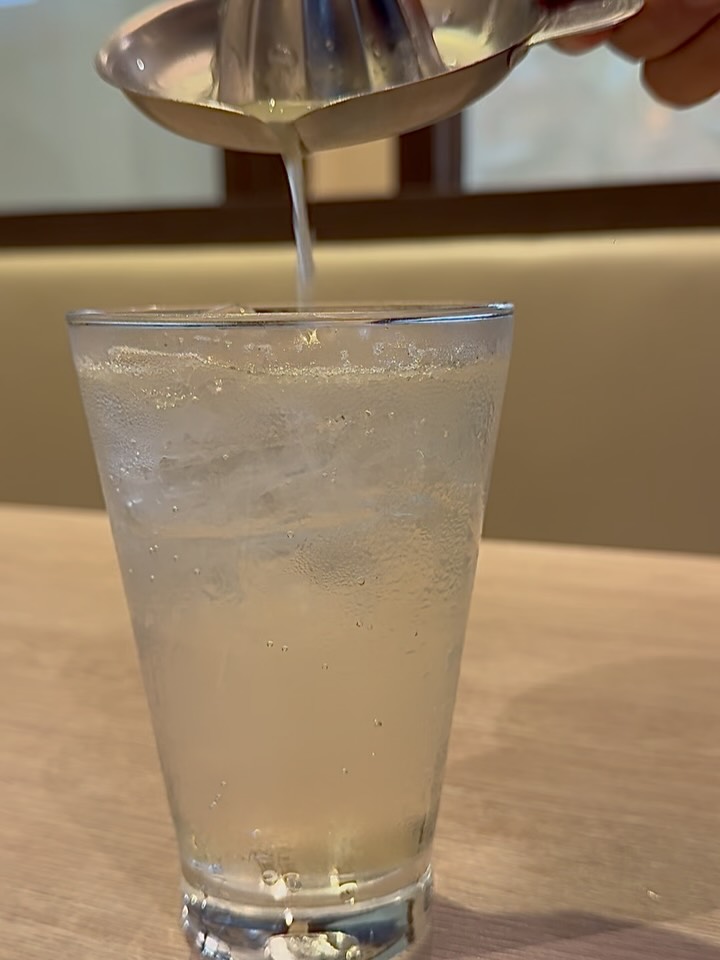 อากาศร้อนๆ แบบนี้ 🌞 ถ้ามีเครื่องดื่มสดชื่นๆ ที่จะช่วยดับกระหายได้คงดีไม่น้อย! ใครที่กำลังมองหาอะไรสดชื่น ลองนึกถึงน้ำโซดาเลม่อนสดกันดู 🍋 แค่ฟังชื่อก็รู้สึกสดใส แล้วกับความซ่าๆ เปรี้ยวๆ หวานนิดๆ ถือเป็นการผสมผสานที่ลงตัวสุดๆ ไม่ว่าจะเป็นช่วงบ่ายหลังอาหาร หรือว่าเวลาต้องการรีเฟรชตัวเองระหว่างวัน 🍹 

こんな暑い天気の日には🌞、喉の渇きを癒してくれるさっぱりとしたドリンクがあれば最高ですね！リフレッシュしたい方は、フレッシュレモンソーダを思い浮かべてみてください🍋。名前を聞いただけで明るい気分になりますし、シュワシュワ感と少しの酸味、ほんのり甘さが、最高の組み合わせです。ランチ後の午後や、日中にリフレッシュしたい時など、いつでもぴったりな飲み物です🍹。

#เลม่อนสด
#สดชื่น
#เครื่องดื่มหน้าร้อน
#ร้านอาหารญี่ปุ่น
#Chofujpark