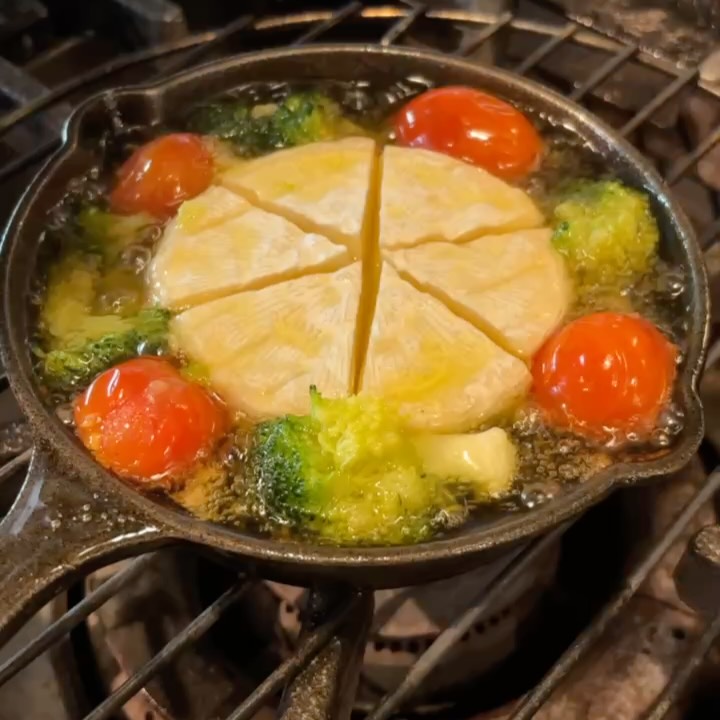 アヒージョ研究👀
「チーズとニンニクとオイル」

ルンバにはFoobrecaの美味しいパンがあるので
あとは美味しいアヒージョを作ろうと！！
この組み合わせ…期待してください🥴

🧀🧄🍅🥦+🥖

来月のオススメメニューで登場(予定)
ピリッとお楽しみに♪( ´θ｀)ノ

では金曜日ですね！！
ランチはスープパスタで
ディナーはお酒に合う色々で
皆さまのご来店お待ちしてます‼️

#スープパスタ #アヒージョ #クラフトビール #クラフトジン 
#ThonglorRumba 🇹🇭