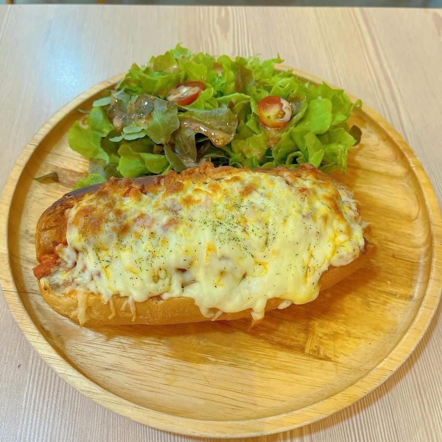 🌭 Chilidog เม็กซิกันฮอตดอก 🌭
ขนมปังไส้กรอกหมู ราดด้วยเม็กซิกันซอสเนื้อ อบให้ชีสเยิ้มๆ เสิร์ฟพร้อมฮาคาตะซุป 🥗 แนะนำให้ทานตอนเสร็จใหม่ๆ ค่ะ😋
🍵 สั่งอาหารพร้อมเครื่องดื่ม เครื่องดื่มลดทันที 50% 🤩
.
☕️ ร้าน ฮากาตะ คอฟฟี่ เปิดให้บริการเวลา 08:00น. - 16:00น.
(เครื่องดื่มลด 50% ไม่รวม Softdrinks)
🥘 
ติดต่อสอบถาม ☎️ 095-892-5817 
.
📲 สามารถสั่งอาหารเดริเวอร์รี่ ส่งถึงหน้าประตู ดูเมนูออนไลน์ได้ที่ 
Grab: https://bit.ly/303QHYr
Wongnai Lineman :  https://lin.ee/ieqzISN
Foodpanda : https://bit.ly/3bS2tYB 
.
#hakatacoffeebkk #coffee  #cafe #food #japanfood lunch  hakataironman hakataironmanthonglor  เทปันยากิ สไตล์ญี่ปุ่น สตามิน่าเทปปัง สตามิน่า stamina สุขุมวิท35 สุขุมวิท อาหารญี่ปุ่น กะทะร้อน stamina staminatemppan curryset สไตล์ญี่ปุ่น chilidog