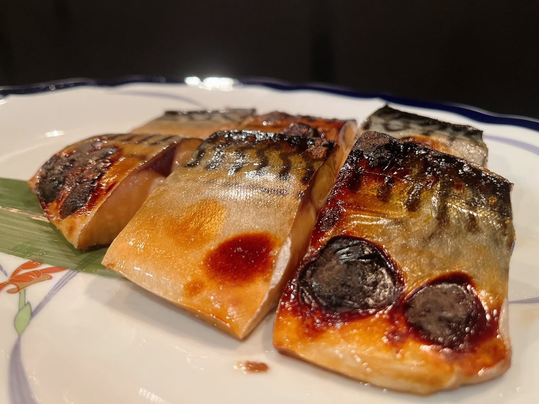 本日も絶賛営業中です🈺
皆様のご来店お待ちしております♪

おひとりさま大歓迎！
カウンター席大人気

おばんざい、鉄板焼きメニュー
二階テーブル席、三階個室完備
一階カウンター席でもオーダー可能です

黒兵衛では
各種ご宴会のご予約承ります♪
コース1,000バーツ〜
飲み放題 300バーツor 400バーツ

二階テーブル席
三階9名様までの小宴会用個室ございます。

よろしくお願いします♪
4月もHappy hour 開催中です
17:00〜19:30

キリンビール大瓶　120B
ウィスキーハイボール　80B

Happy hour in  April❗️
17:00〜19:30
Kirin Beer Big Bottle 120B
Whisky Hi-ball 80B

#バンコク創作料理居酒屋 #バンコク日本料理店 #バンコク小料理屋 #バンコクおひとりさま #バンコク1人飲み プラカノン バンコク日本人女性スタッフ常駐 バンコクおかみさん バンコクお好み焼き屋 バンコク鉄板焼き  バンコクおばんざい  japanesefood bangkok phrakhanong japaneserestaurant reopen happyhour obanzai bangkokokonomiyaki bangkokteppanyaki