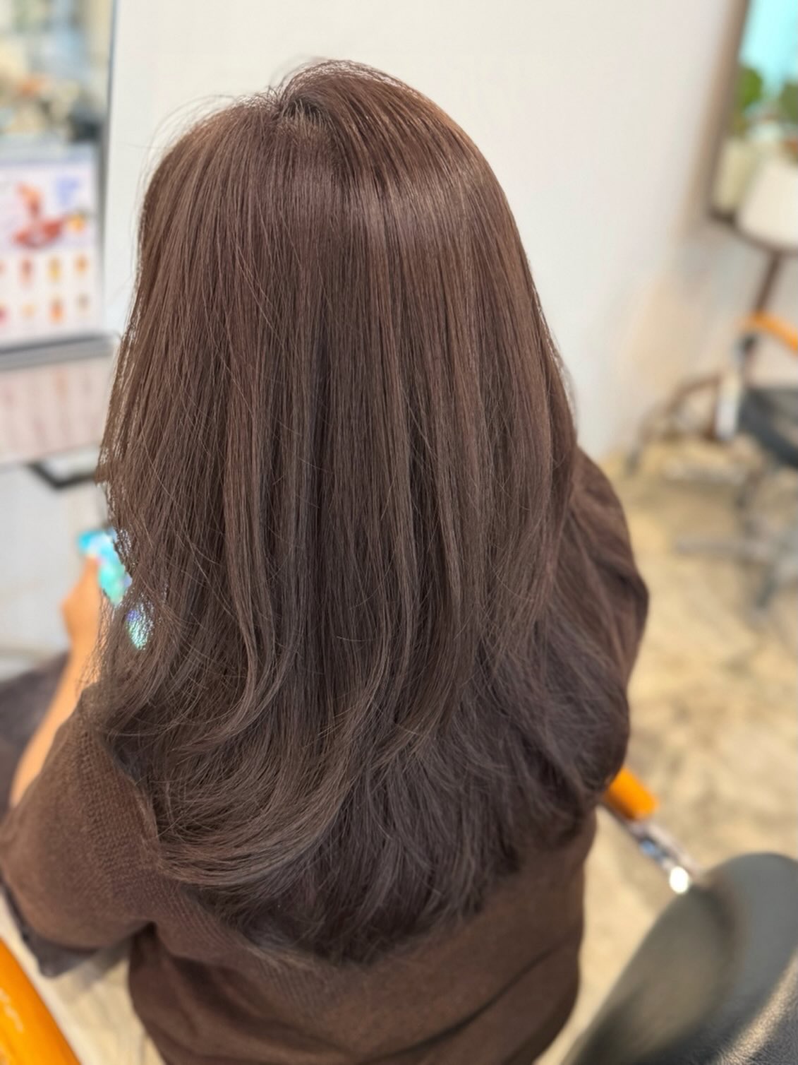 🤎Natural brown สีน้ำตาลธรรมชาติ เป็นโทนสีที่ให้ความรู้สึกละมุน สุภาพ✨

ด้วยความที่เป็นสีโทนกลาง จึงช่วยขับผิวให้ดูสว่างขึ้นอย่างเป็นธรรมชาติ และทำให้เส้นผมดูนุ่ม มีมิติ และเงาสวยมากขึ้น

อีกหนึ่งจุดเด่นคือ “ความเข้ากับทุกสไตล์” จะปล่อยผมธรรมชาติ หรือจัดทรงเพิ่ม ก็ยังดูสวยแบบญี่ปุ่นเบาๆ ได้ทุกวัน

ใครที่กำลังมองหาสีผมที่ทำแล้วไม่เบื่อ ดูดีได้นาน และเหมาะกับทุกโอกาส #สีน้ำตาลธรรมชาติ คือคำตอบที่ลงตัวที่สุดค่ะ😊

🅑🅞🅞🅚🅘🅝🅖 จองคิว.!!
ติดต่อสอบถามโปรโมชั่นได้ที่
---------------------------------------

Hair Atelier ADOR - แฮร์ อเทลเลอร์ อดอร์ 
🧡  𝐓𝐄𝐋: 02-108-9977, 084-044-8900
💚 𝐋𝐈𝐍𝐄 𝐎𝐀: @hairatelierador
📍ทองหล่อ Noble Ora Condo ชั้น 1 
การเดินทาง: 🚝BTS ทองหล่อ/ 🚙 มีที่จอดรถสะดวก
---------------------------------------

#HairAtelierADOR
#ร้านทำผมทองหล่อ
#ร้านทำผมสไตล์ญี่ปุ่น
#バンコク美容室