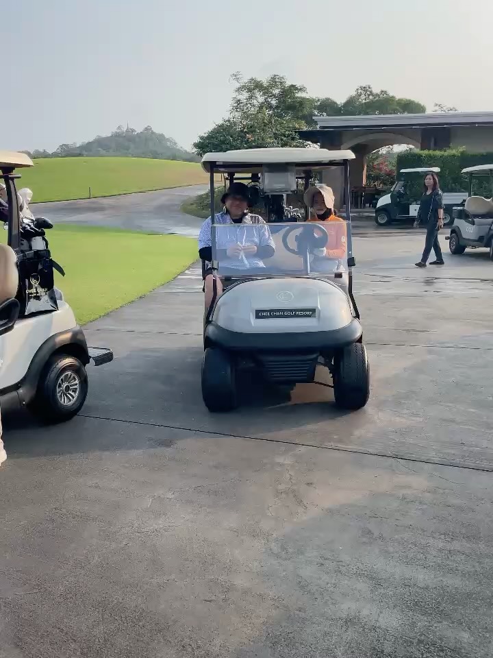 .
.
名古屋からご来タイ！
タイを全力で満喫⛳️🌴

朝は南国の開放感あふれるコースでラウンド。
日本とは違う気候と景色の中でのゴルフは非日常そのもの。
ナイスショットもあれば、思わず笑ってしまう場面もあって終始いい雰囲気でした😂

そして午後からはタイ最大級のイベント・ソンクランへ💦🔥
街中が水かけ祭り一色の中、気づけば全員びしょ濡れ。

そしてまさかの展開。
みんなでフェスに行き、そのまま音楽に乗って踊り出すという最高の流れ🤣
現地の人たちとも一体になって、完全に“タイモード”突入でした。

ゴルフも遊びも全力で楽しむ。
これぞタイゴルフ旅の醍醐味。

最高の時間を過ごせたことを感謝しタイ！
ありがとうございました🙏
#thailand#bangkok#タイ旅行