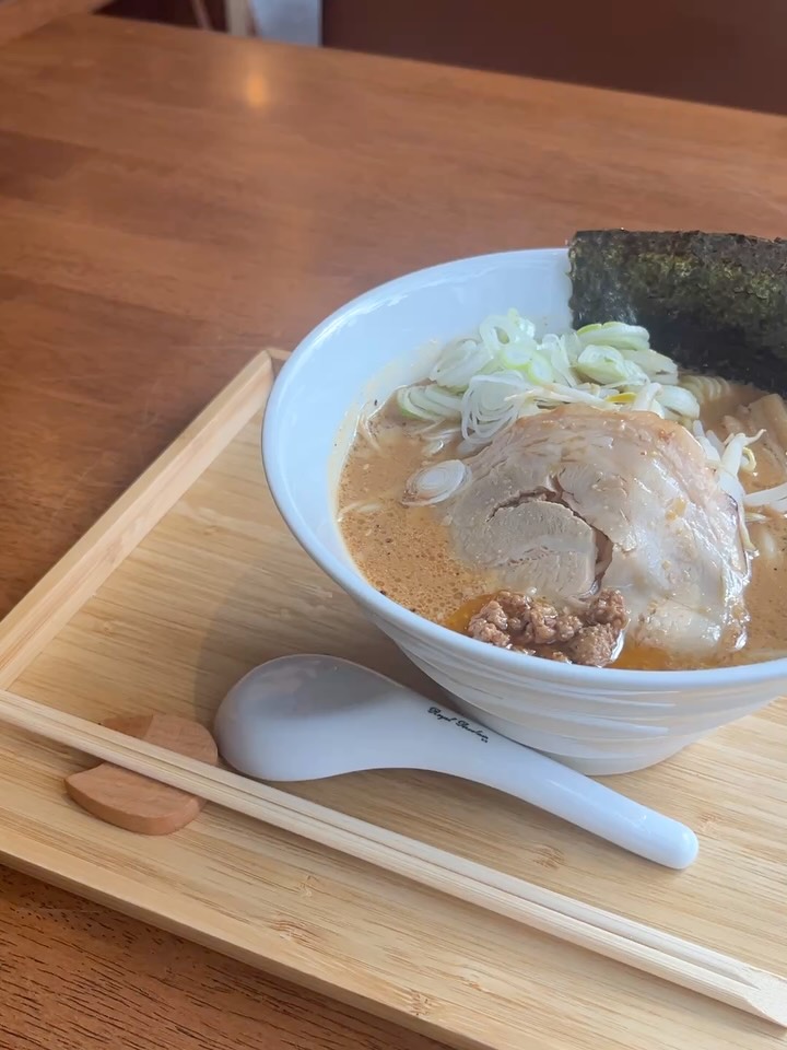 【自家製チャーシュー / Homemade Chashu / หมูชาชูโฮมเมด】🥓🍜🐱

バンコク・トンローのRamen Cafe IRODORI（いろどり）です。

ラーメンの構成要素として、IRODORIが妥協せず製造しているのが「自家製チャーシュー」です。
厚切りの豚バラ肉を独自のタレで長時間煮込み、箸で崩れる柔らかさに仕上げています。化学調味料不使用（No MSG）の熟成醤油スープを吸い込んだ厚切りチャーシューが、ラーメンの満足感を高めます。

ご自宅やオフィスでもIRODORIの味を楽しめるよう、GrabとLinemanでのデリバリーオーダーも受け付けております🛵
店内は全席コンセントと無料Wi-Fiを完備しています。11:30 - 21:00の通し営業ですので、遅めのランチやPC作業をしながらの食事にもご利用ください💻☕️

Ramen Cafe IRODORI ทองหล่อ🐱
นอกจากน้ำซุปและเส้น องค์ประกอบสำคัญของราเมนที่ IRODORI ใส่ใจคือ "หมูชาชูโฮมเมด" 🥓

เราใช้หมูสามชั้นหั่นหนา เคี่ยวในซอสสูตรเฉพาะนานหลายชั่วโมงจนเนื้อนุ่ม หมูชาชูหั่นหนาที่ดูดซับน้ำซุปโชยุบ่ม (ไม่ใส่ผงชูรส 100%) ช่วยเพิ่มความอร่อยให้กับราเมนทุกชาม
ตอนนี้สามารถสั่งเมนูของ IRODORI ผ่านทาง Grab และ Lineman ได้แล้ว🛵

ร้านมีปลั๊กไฟและ Free Wi-Fi ทุกที่นั่ง เปิดตลอด 11:30 - 21:00 น. ไม่มีพักเบรก แวะมาทานมื้อเที่ยงหรือนั่งทำงานได้สบายๆ💻

Ramen Cafe IRODORI in Thonglor🐱
Along with our soup and noodles, IRODORI takes pride in our "Homemade Chashu" 🥓

We serve thick-cut pork belly, slow-braised for hours in our special sauce until tender. This thick-cut chashu absorbs the MSG-free aged soy sauce soup, completing the ramen experience.
You can now order from IRODORI via Grab and Lineman to enjoy our food at home or work🛵

Our cafe space is fully equipped with power outlets and free Wi-Fi at all 32 seats. Open daily from 11:30 to 21:00 (No break), perfect for a late lunch or working while you eat💻

📍 Shop Info / ข้อมูลร้าน
• Location: Sukhumvit 53 Alley, Ashley Hotel 2nd Floor (Near Nihonmura)
• Hours: 11:30 - 21:00 (Open Daily / No Break)
• Facilities: Outlets at every seat, Free Wi-Fi, Delivery Available (Grab, Lineman)
#RamenCafeIRODORI #ChashuPork #ThonglorRamen #NoMSG #BangkokDelivery