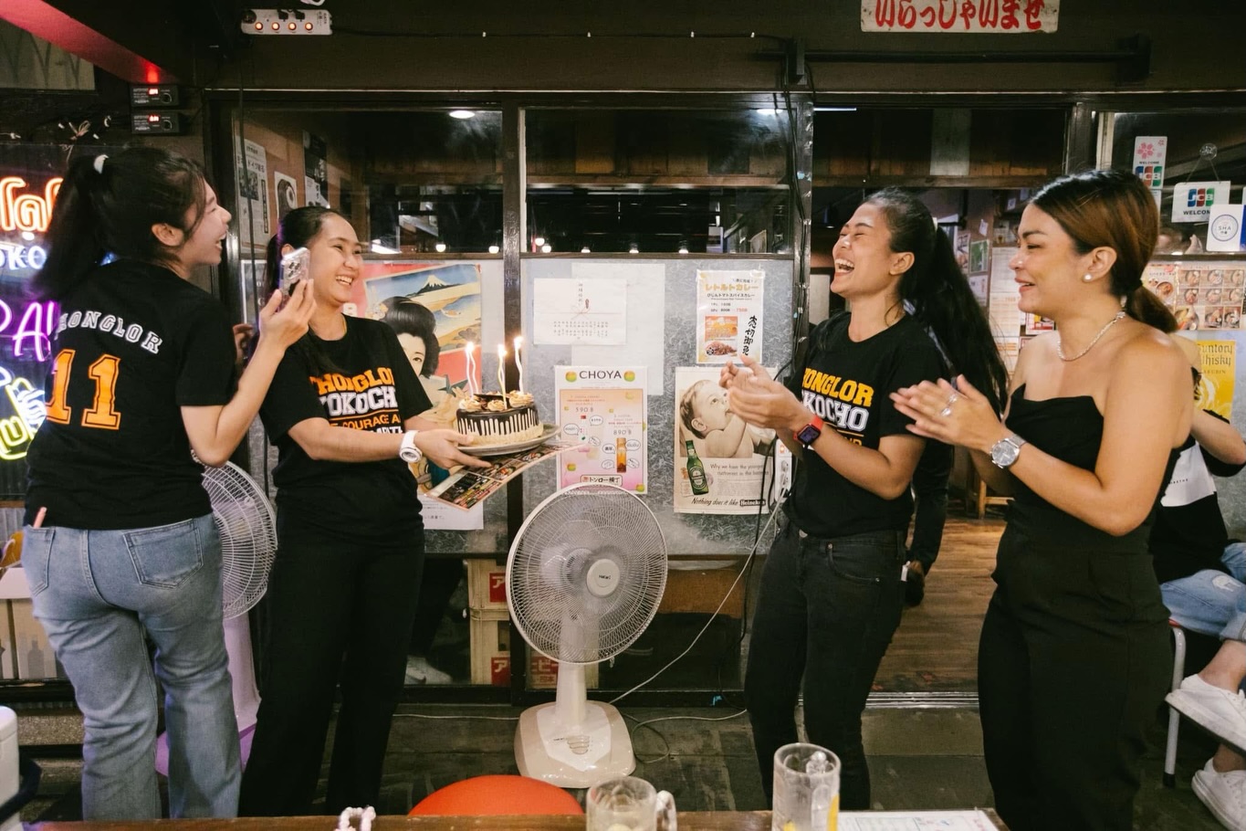 Laughter, drinks, and unforgettable nights 🍻✨
That’s what Thonglor Yokocho is all about‼️

ขอให้ทุกคืนเต็มไปด้วยเสียงหัวเราะและความสนุกที่ 
Thonglor Yokocho นะครับ 😆🍻

#ThonglorYokocho #IzakayaBangkok #BangkokNight #กินดื่ม #笑顔溢れる店作り Staffも皆さんも 僕も‼️