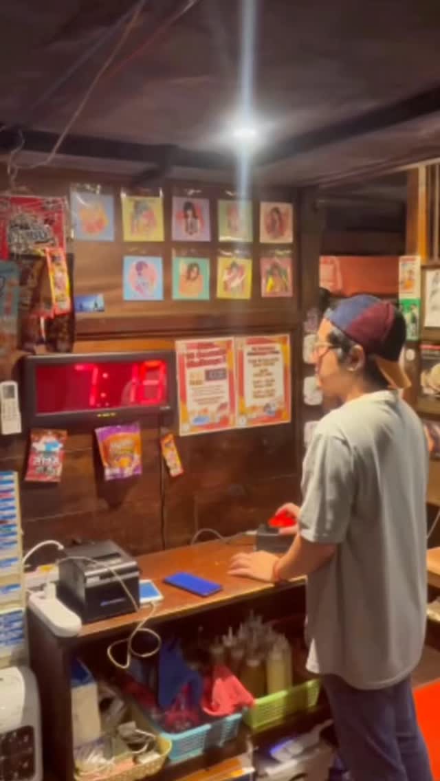 10 Sec Challenge @ Thonglor Yokocho 🎯

100バーツで全員何かもらえる🔥
今月は「10秒チャレンジ」やってます

⏱ STOPを10.00で止めろ

🍺 出た秒数でドリンクサイズ決定
🎯 10.00 = ビールタワー3L
9.99 = MEGA
9.97–10.03 = Large
9.90–10.10 = Normal

❌ 外れても日本のお菓子GET 🇯🇵

Only 100฿ — Everyone wins.

友達と来たら絶対盛り上がるやつ
トンロー横丁で待ってます🔥

#10SecondsChallenge
#ThonglorYokocho
#BangkokNightlife
#GameNight
#ChallengeTime