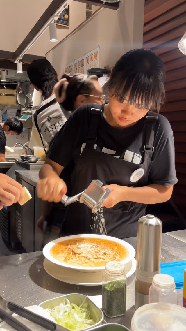 看板娘🪧
初めてのバイトが“ルンバ”

気づけば3ヶ月目
最初よりちょっと表情もやわらかくなりました☺️

こうやって少しずつ、
お店も人も育っていくんですね！！

温かく見守ってもらえたら嬉しいです🍝

#スープパスタ #バンコク生活 #トンロー #ルンバ #バンコクランチ