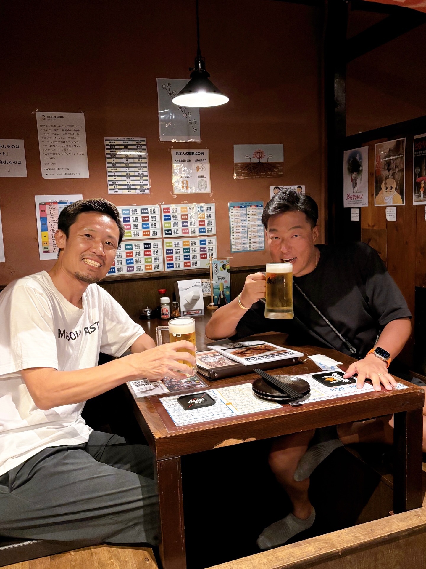 “東京の兄貴ご来店”
.
昨夜はトンロー横丁にて
#あぶり清水 グループの大社長と🍻

僕が25歳の時に働いてた会社の系列店で店長やってた先輩‼︎10年ちょっと前に家族でタイ遊びに来てね、そしたらタイ出店に興味があるってなりましてね。それで出来た店がSoi51のスーパー人気店“ #あぶり石田 ”というわけですな🥴

今でもバンコクに来る際は必ず会いに来てくれます！
もちろん僕が東京行く際は最初にお声掛けします！
そんな関係が続けていけるのも嬉しいですね🤝

これからもピリッとよろしくお願いします🙇🙇‍♂️
日本の皆さんのご来店もお待ちしてます🇯🇵✈️🇹🇭

#トンロー横丁 #北海道スープカレー屋 #バンコク居酒屋

※激辛料理好きで、ウチのスープカレーLv200🌶️まで
完食経験あり！凄すぎる！！お腹痛くならないのかなぁ🫣
