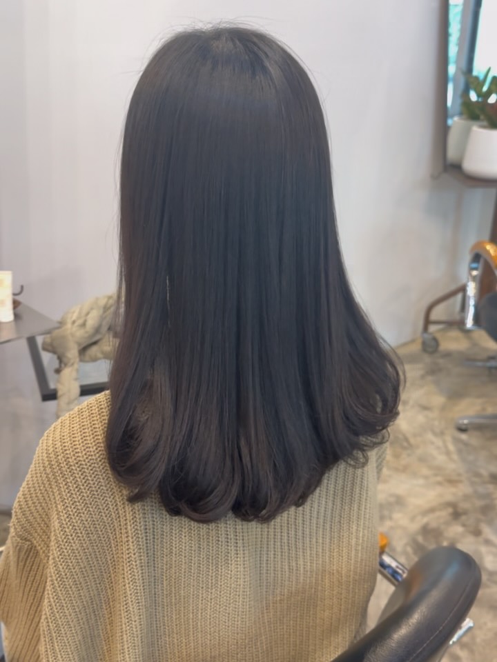 ✨ Digital Perm C Curl #ดัดผมดิจิตอลสไตล์ญี่ปุ่น ลอนตัวซีปลายงุ้มเบาๆ ให้ฟีลละมุนแบบธรรมชาติ เพิ่มวอลลุ่มให้ผมดูหนาและมีน้ำหนักมากขึ้น

ที่ ADOR Thonglor เราเลือกใช้ผลิตภัณฑ์จากญี่ปุ่น Quoline by @ariminothailand ที่ช่วยดัดพร้อมบำรุงในขั้นตอนเดียว ผลลัพธ์หลังทำ ลอนสวย นุ่ม เงา 

🅑🅞🅞🅚🅘🅝🅖 จองคิว.!!
ติดต่อสอบถามโปรโมชั่นได้ที่
---------------------------------------

Hair Atelier ADOR - แฮร์ อเทลเลอร์ อดอร์ 
🧡  𝐓𝐄𝐋: 02-108-9977, 084-044-8900
💚 𝐋𝐈𝐍𝐄 𝐎𝐀: @hairatelierador
📍ทองหล่อ Noble Ora Condo ชั้น 1 
การเดินทาง: 🚝BTS ทองหล่อ/ 🚙 มีที่จอดรถสะดวก
---------------------------------------

#HairAtelierADOR
#ร้านทำผมทองหล่อ
#ร้านทำผมสไตล์ญี่ปุ่น
#バンコク美容室