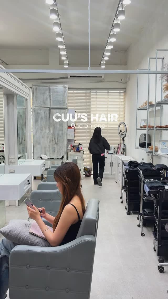 Cuu’s hairは、
カウンセリングから仕上げまで
スタイリストがマンツーマンで担当する 
プライベートサロンです。

途中で担当が変わることはなく、
待ち時間もありません。

お客様一人ひとりの髪と丁寧に向き合い、
理想の仕上がりへ導きます。

อยากทำผมแบบไม่รีบ ไม่เร่ง และไม่สลับช่างไหม? 💇‍♀️🤍 
ที่ Cuu’s hair คุณจะได้รับการดูแลแบบ 1 ต่อ 1

ตั้งแต่เริ่มปรึกษา จนถึงขั้นตอนสุดท้าย
เราให้เวลากับเส้นผมของคุณจริงๆ

เลือกผลิตภัณฑ์และเทคนิคให้เหมาะกับ “ผมของคุณเท่านั้น”
เพื่อผลลัพธ์ที่สวย สุขภาพดี และดูแพงแบบเป็นธรรมชาติ✨

Looking for a salon where you’re not rushed and never passed around? 💇‍♀️🤍

At Cuu’s hair, you’ll receive a true 1-on-1 service.
From the first consultation to the final touch,

one stylist takes care of you the entire time.
We focus on your hair deeply and carefully,

choosing the right products and techniques 
for your hair only
to achieve smooth, healthy, glossy results ✨
Bangkok / Thonglor
#bangkokhairsalon