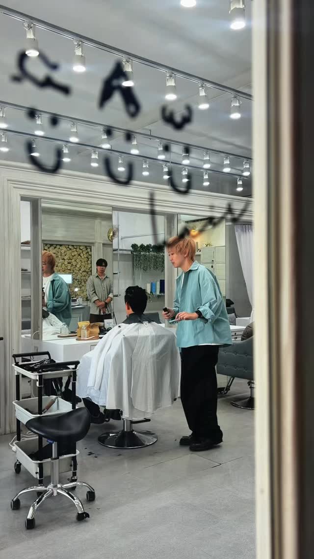 Cuu’s hairは、
最初から最後までスタイリストが1対1で担当する
マンツーマンサロンです。

担当が変わらないからこそ、
髪の状態をしっかり見極めて
丁寧に施術します。

待ち時間なしで,落ち着いた時間を🌿
理想の艶髪へ。

Cuu’s hair ดูแลแบบตัวต่อตัว (1:1) 💇‍♀️✨
ตั้งแต่เริ่มวิเคราะห์เส้นผม ไปจนถึงขั้นตอนสุดท้าย
คุณจะได้รับการดูแลจากสไตลิสต์คนเดิมตลอดการทำ

ไม่ต้องรอคิว ไม่เปลี่ยนมือระหว่างทาง
ทุกขั้นตอนทำอย่างละเอียด เพื่อผมสวยเงางาม 
และสุขภาพดี 🤍

Cuu’s hair | One-on-One Salon 💇‍♀️✨
From consultation to the final finish,
one stylist takes care of you the whole time.

No waiting. No switching hands,
Just detailed care and results made for your hair 🤍
Bangkok / Thonglor
#bangkokhairsalon