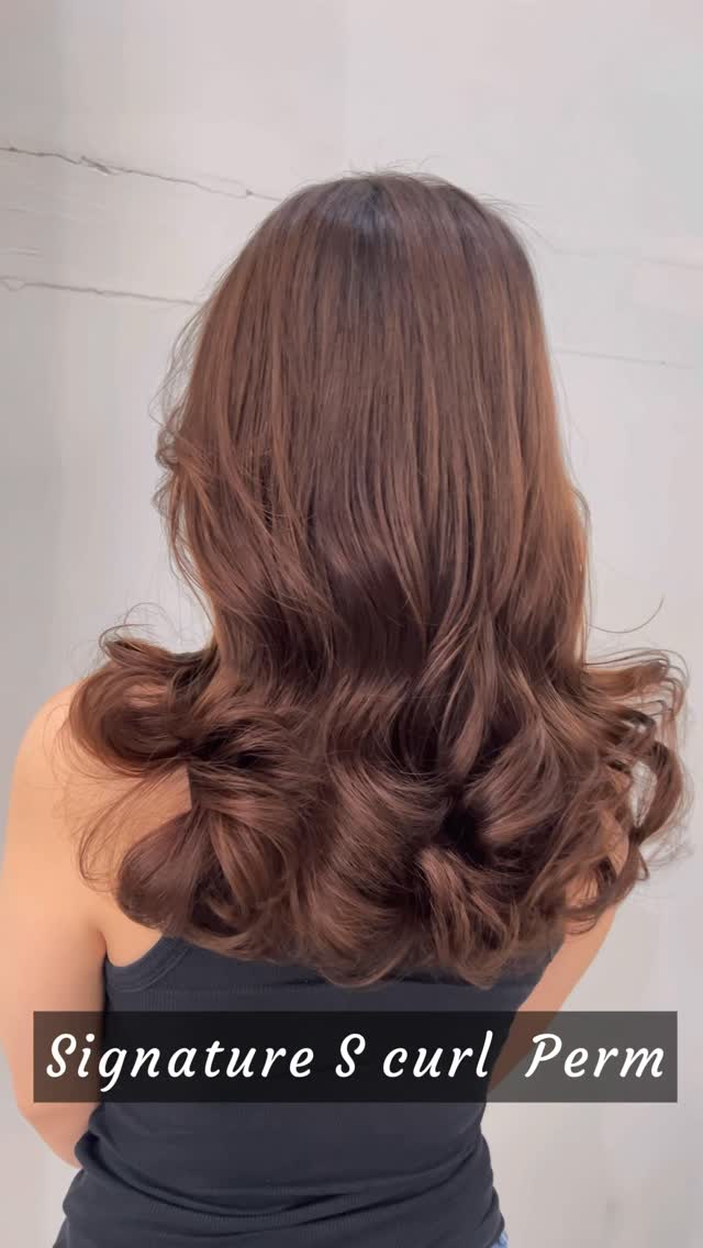 Signature S curl  Perm
By stylist : FAH

* Soft waves, soft mood
* เรียบง่าย แต่มีเสน่ห์
* ลอนธรรมชาติที่ดูไม่ธรรมดา

We use High quality products from Japan 

🚘 ฟรีที่จอดรถ
👇🏻
Booking : 📕
Line oa @cyanbkk
Tel. 020092616
  0622922841
Open hours :⏰
Everyday 9.30-18.30 น.

#hairsalonbangkok  #hairsalon #japanesesalon #japanesehair #tokyohair
japanesehaircolor ashhair beigehair
haircolor bangkoksalon ร้านทำผมสไตล์ญี่ปุ่น
hairtransformation ร้านทำผมทองหล่อ

バンコク美容室  トンロー美容室  日本人美容師 透明感カラー
アッシュカラー ベージュカラー 外国人風カラー ThonglorSalon bangkokjapanesesalon