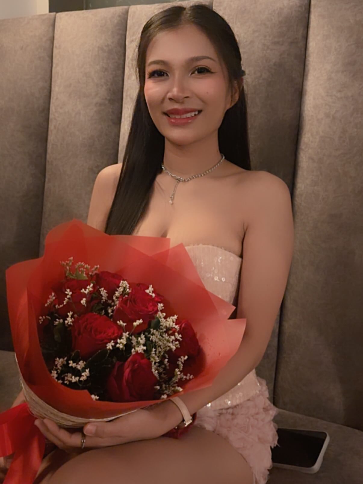Fonちゃんのチーママ就任イベント2日目へお越しくださり、心より感謝申し上げます🎉昨日はたくさんの皆様がお祝いしてくださり、Fonちゃんも大変感激しております💖本日は更に盛り上がっておりますので、ぜひお立ち寄りください✨

素敵なひと時をお楽しみいただけるよう、たくさんの魅力的な女の子たちが本日も出勤中です👗✨お気に入りの方がきっと見つかるはずですので、新たな出会いを楽しんでください😉お飲み物を片手に、リラックスした雰囲気の中で素敵な時間を過ごしましょう🌸

お時間の許す限り、心も体もリフレッシュしていただければ幸いです😊皆様のご来店を心よりお待ちしております。今夜も一緒に楽しい時間を過ごしましょう🎶

#Bangkok
#トンロー
#カラオケバー
#ダーツ
#卡拉OK