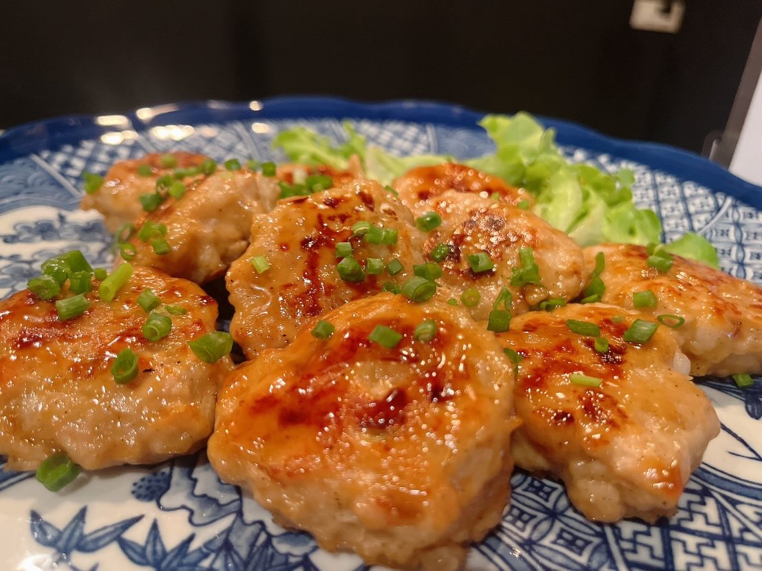 昨夜は沢山のお客様のご来店ありがとうございました😄
本日もカウンター席空いております
皆様のご来店お待ちしております♪

おひとりさま大歓迎！
カウンター席大人気

おばんざい、鉄板焼きメニュー
二階テーブル席、三階個室完備
一階カウンター席でもオーダー可能です

黒兵衛では
各種ご宴会のご予約承ります♪
コース1,000バーツ〜
飲み放題 300バーツor 400バーツ

二階テーブル席
三階9名様までの小宴会用個室ございます。

よろしくお願いします♪
4月もHappy hour 開催中です
17:00〜19:30

キリンビール大瓶　120B
ウィスキーハイボール　80B

Happy hour in  April❗️
17:00〜19:30
Kirin Beer Big Bottle 120B
Whisky Hi-ball 80B

#バンコク創作料理居酒屋 #バンコク日本料理店 #バンコク小料理屋 #バンコクおひとりさま #バンコク1人飲み プラカノン バンコク日本人女性スタッフ常駐 バンコクおかみさん バンコクお好み焼き屋 バンコク鉄板焼き  バンコクおばんざい  japanesefood bangkok phrakhanong japaneserestaurant reopen happyhour obanzai bangkokokonomiyaki bangkokteppanyaki