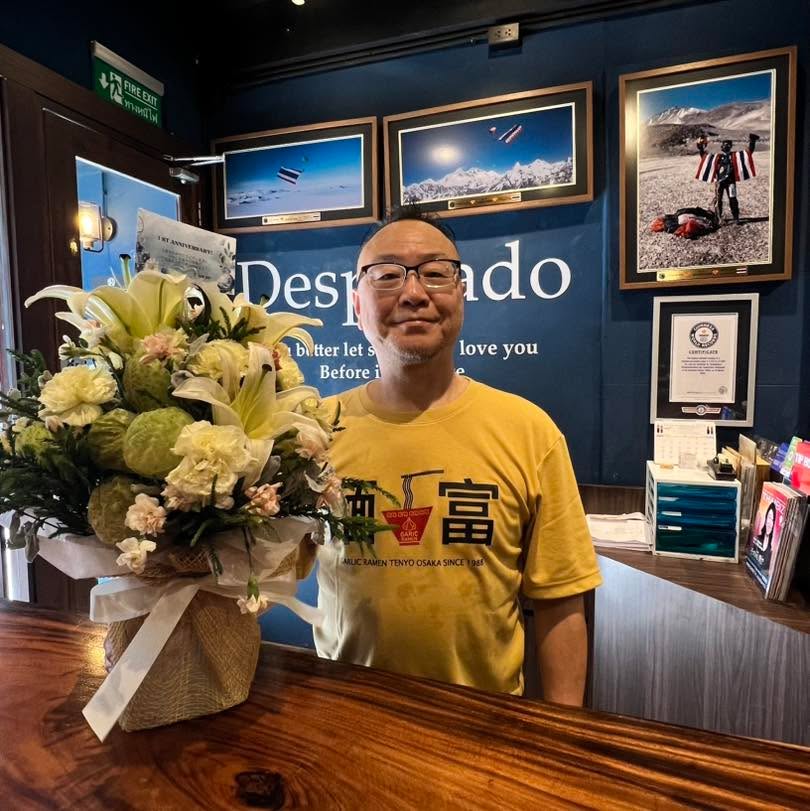 Welcome back, Sajoh. 

ซาโจ้เป็นทั้งพลังและกำลังใจของพนักงานทุกคน ได้กลับไปญี่ปุ่นเพื่อดูแลสุขภาพ
วันนี้กลับมายืนตรงนี้อีกครั้ง…ก็เหมือนร้านกลับมาครบทีมอย่างสมบูรณ์

おかえりなさい、サジョさん 🤍

サジョさんはスタッフみんなの元気と励みの存在です。
体調を整えるために日本へ戻られていましたが、

今日、またここに戻ってきてくれました。
お店もようやく、チームがそろった気がします
#tonglor #ramenbkk #bangkokramen #ramenmentomi