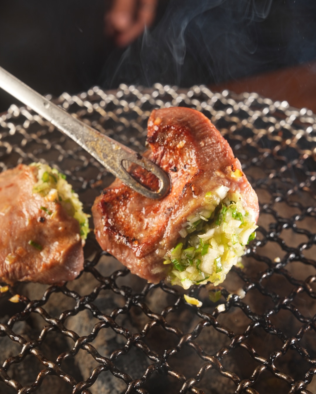 This moment is when it tastes the best.

Crispy on the outside, melt-in-your-mouth inside.
A sinful bite overflowing with green onion sauce.

この瞬間が、一番うまい。

外は香ばしく、中はとろける。
ねぎダレが溢れる、罪な一口。

#yakinikubkk