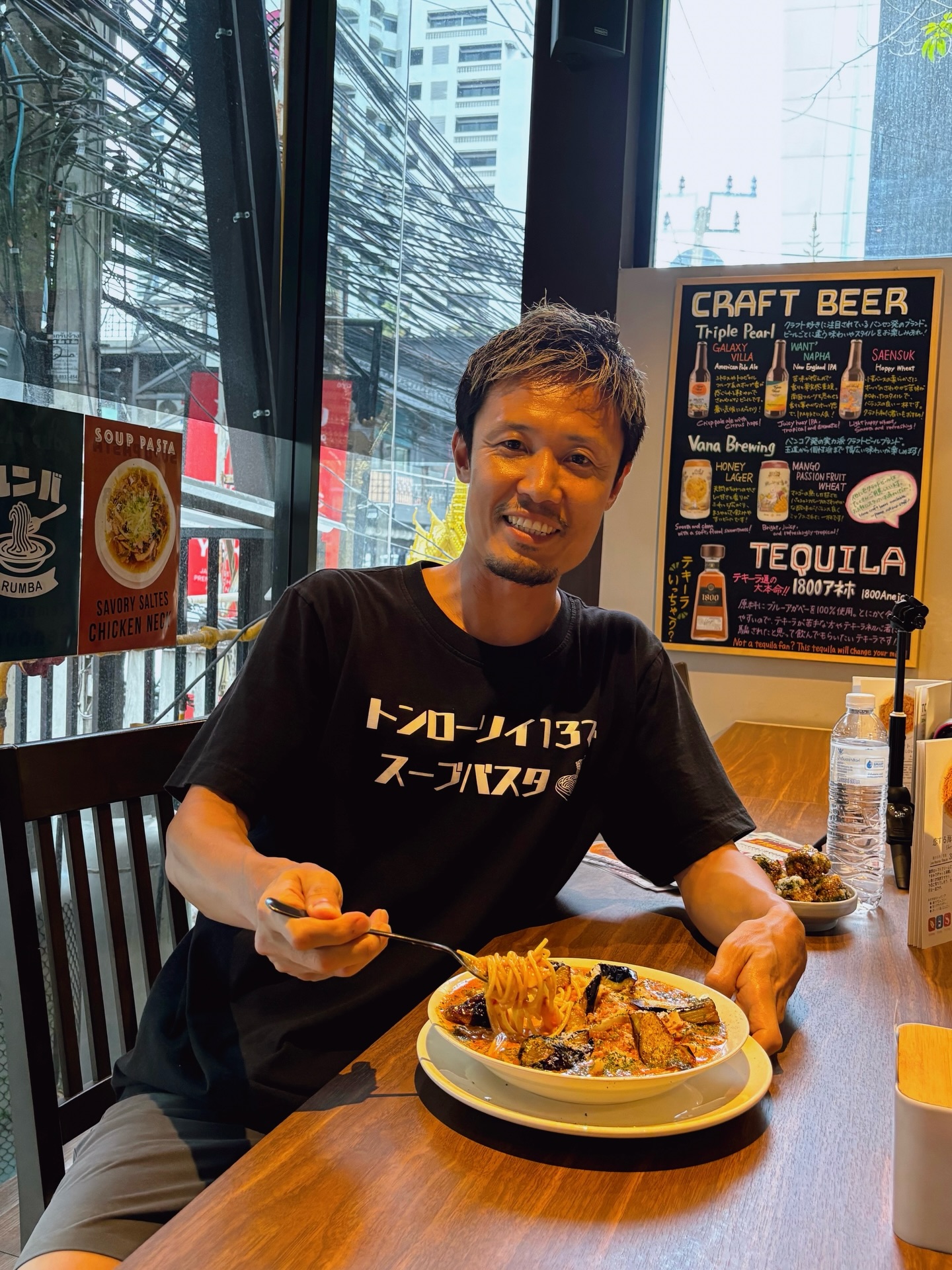 スープパスタ屋「ルンバ」を始めて半年…

本当にたくさんの方に
ルンバのスープパスタを食べていただきました🙇
ありがとうございます❗️感謝です‼️

でも、まだまだもっと良くしたいし、
もっと長く続けていきたいと思っています‼︎

なので皆さんのご意見や感想、
ぜひ聞かせてください📲📩

・もっとこうして欲しい
・ここが好きです
・こうなったらもっと通う
・このメニュー欲しい

なんでも嬉しいです♪( ´θ｀)ノ

ちなみに今日、
僕も「王道ボロネーゼ」食べました🍝
僕は！！
美味しいと思ってます！！笑

でも、もっともっと！
改良して、前進して、
さらに美味しくしていきたいと思っています🔥

いただいた声を参考に、
もっと良い店にしていきます！！！！

#バンコクグルメ #トンロー #スープパスタ #バンコク居酒屋 #ルンバ