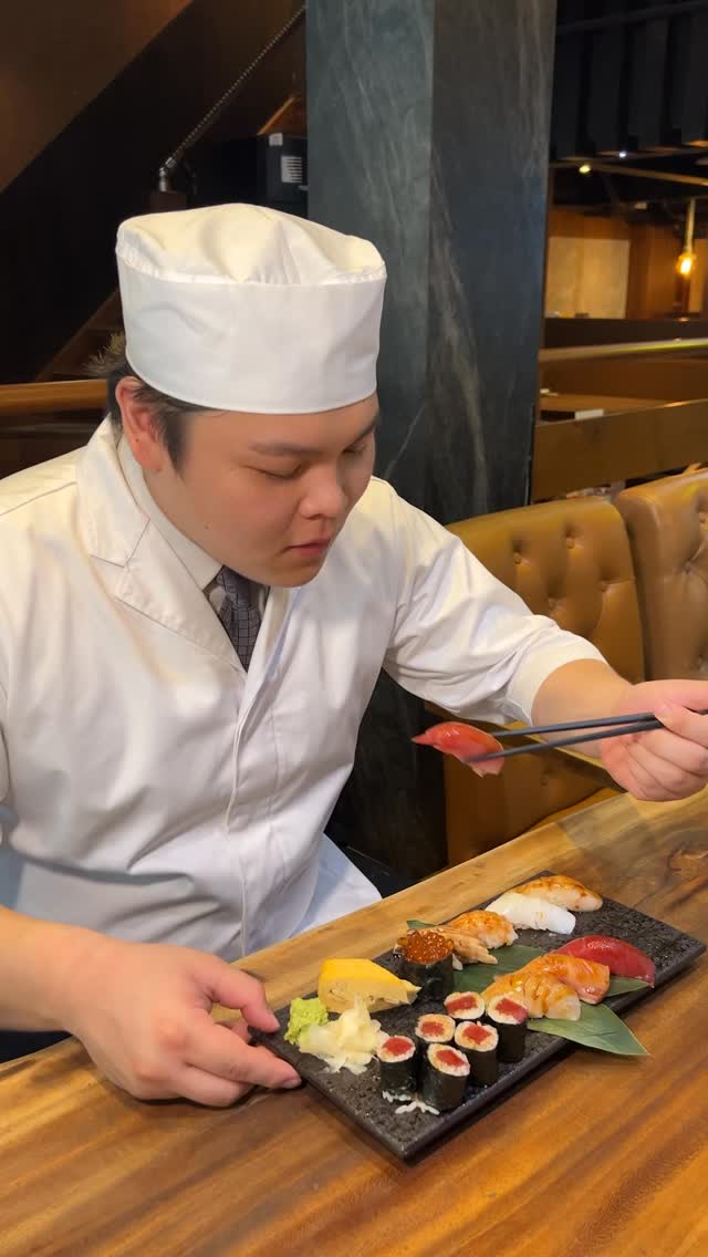 What a pity… I’ll share my sushi with you.

YUNA(@yunajapaneserestaurant )

#bkkjapanesefood #bkkrestaurant