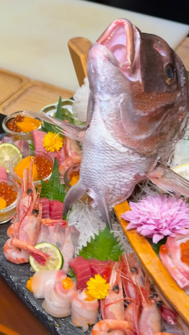 🎉 真鯛姿造りと刺身盛合せ
愛媛県産・真鯛の姿造りに、
旬の魚介を盛り込んだ刺身盛合せ。

日本では古くから、
お祝いの席や“めでたい”場面で鯛を食べる
縁起の良い文化があります。

特別な日のお集まりにふさわしい、
華やかで贅沢な一皿をぜひご堪能ください。

・1人前 1,000 Baht++～
・3人前以上／前日までに要予約

大切なひとときを、心に残る一皿とともに。✨

—————————
🎉 ปลากะพงแดงญี่ปุ่นแล่ทั้งตัว พร้อมชุดซาชิมิรวม
ปลากะพงแดงจากจังหวัดเอฮิเมะ จัดเสิร์ฟแบบแล่ทั้งตัว
พร้อมซาชิมิปลาสดตามฤดูกาลชนิดอื่น ๆ

ในวัฒนธรรมญี่ปุ่น
ปลากะพงถือเป็นปลามงคล
นิยมรับประทานในโอกาสเฉลิมฉลองและวันพิเศษ

เหมาะสำหรับการรวมตัวในโอกาสสำคัญ
ดื่มด่ำกับความสด ความอร่อย และความงดงามของจานนี้

・1 ท่าน 1,000 บาท++ เริ่มต้น
・สั่งล่วงหน้าอย่างน้อย 1 วัน สำหรับ 3 ท่านขึ้นไป

—————————
🎉 Red Sea Bream Whole Sashimi & Assorted Sashimi Platter
Ehime-prefecture red sea bream, beautifully presented whole,
served with an assortment of fresh seasonal sashimi.

In Japan,
red sea bream is a symbol of celebration and good fortune,
traditionally enjoyed on special and festive occasions.

A luxurious and eye-catching platter,
perfect for sharing memorable moments together.

・From 1,000 Baht++ per person
・Reservation required at least 1 day in advance for 3 persons or more

*-*-*-*-*-*-*-*-*-*-*-*-*-*-*-
📝 For reservations and inquiries, 
contact us on LINE!
＠shakarich
*-*-*-*-*-*-*-*-*-*-*-*-*-*-*-*-

🍴SHAKARICH
📍Shilom Surawong
🕚11:00-Late
📞02-086-7898
🚪15 Private Rooms
(From 2P up to 20P)
🅿️Charn Issara Tower 1
🚄4 min walk from BTS Sala Deang

📍Thonglor Soi 14
🕚11:00-late
📞02-045-4032
🚪12 Private Rooms
(From 2P up to 22P)
🅿️Thonglor13 Home Place

#sashimi #redseabream #japanesefood #premiumseafood #specialoccasion celebrationdish japanesecuisine luxurydining freshseafood foodloverShakarichThonglorSurawong