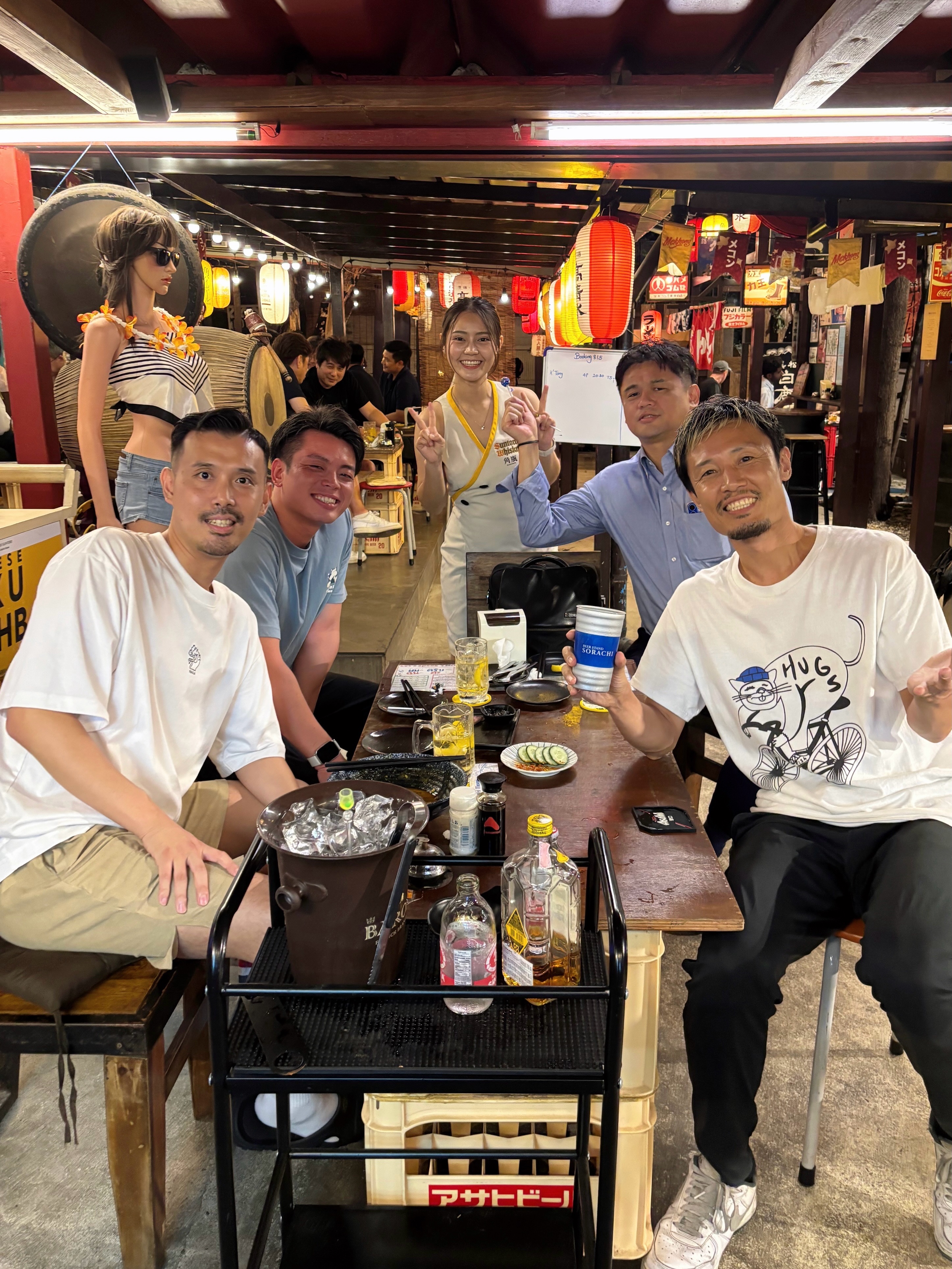🥃
“ SUNTORY KAKU HIGHBALL EVENT ”

昨夜は雨の中、
たくさんのご来店ありがとうございました☔️🙏

はい‼︎サントリーイベント大盛況でした🔥
ハイボール片手に、店内も良い雰囲気でした🍻

イベントは今日と明日も開催中♪( ´θ｀)ノ

そして土日は通し営業11:30 - 00:00 🏮
昼飲み・0次会・深夜飲みまで大歓迎です🙌
皆さんのご来店お待ちしております‼️

#ThonglorYokocho
#SuntoryKakuHighball
#BangkokIzakaya
#Thonglor
#ハイボール