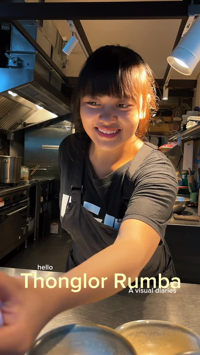 今日も笑顔でサーブ中😊
.
前回の動画が好評だったので またまた笑
不器用ながらも、一生懸命頑張ってます！！
優しく見守ってください🍝

さぁ、金曜日ですね！！
ルンバ昼夜 予約ないので(正直に言っちゃう🤣)
皆さんのお越しを是非是非お待ちしてます！！

#トンロールンバ #トンロー #スープパスタ #🇹🇭