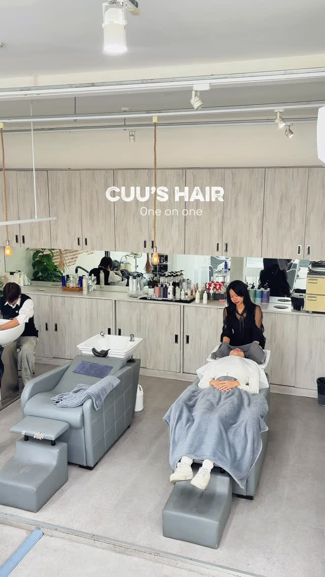 Cuu’s hairは、
カウンセリングから仕上げまで
スタイリストが1対1で担当させていただく
マンツーマンサロンでございます。

施術途中で担当が変わることはなく、
お客様の髪の状態を丁寧に確認しながら
一つひとつ心を込めて施術いたします。

待ち時間なく、落ち着いた空間で
理想の艶髪へ導きます🌿

Cuu’s hair ให้บริการแบบตัวต่อตัว (One-on-One) 💇‍♀️✨
ลูกค้าทุกท่านจะได้รับการบริการจากสไตลิสต์เพียงท่านเดียว ตั้งแต่เริ่มต้นจนจบการทำผม

ทางร้านไม่มีการสลับช่างระหว่างบริการ
เพื่อให้การดูแลเป็นไปอย่างต่อเนื่องและละเอียดในทุกขั้นตอน 🤍

Cuu’s hair is a salon that focuses on personalized care 💇‍♀️✨
Each guest is looked after by one stylist only,
from the first consultation to the final finish.

No switching stylists during your service,
so every step is done with consistent attention and  detail 🤍

Bangkok / Thonglor
#bangkokhairsalon