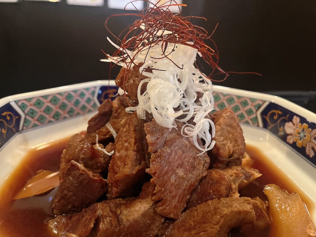 今日も張り切って参ります😄
本日もカウンター席空いております
皆様のご来店お待ちしております♪

鉄板焼きメニューはお休みしています

おひとりさま大歓迎！
カウンター席大人気

おばんざい、鉄板焼きメニュー
二階テーブル席、三階個室完備
一階カウンター席でもオーダー可能です

黒兵衛では
各種ご宴会のご予約承ります♪
コース1,000バーツ〜
飲み放題 300バーツor 400バーツ

二階テーブル席
三階9名様までの小宴会用個室ございます。

よろしくお願いします♪
5月もHappy hour 開催中です
17:00〜19:30

キリンビール大瓶　120B
ウィスキーハイボール　80B

Happy hour in  May❗️
17:00〜19:30
Kirin Beer Big Bottle 120B
Whisky Hi-ball 80B

#バンコク創作料理居酒屋 #バンコク日本料理店 #バンコク小料理屋 #バンコクおひとりさま #バンコク1人飲み プラカノン バンコク日本人女性スタッフ常駐 バンコクおかみさん バンコクお好み焼き屋 バンコク鉄板焼き  バンコクおばんざい  japanesefood bangkok phrakhanong japaneserestaurant reopen happyhour obanzai bangkokokonomiyaki bangkokteppanyaki