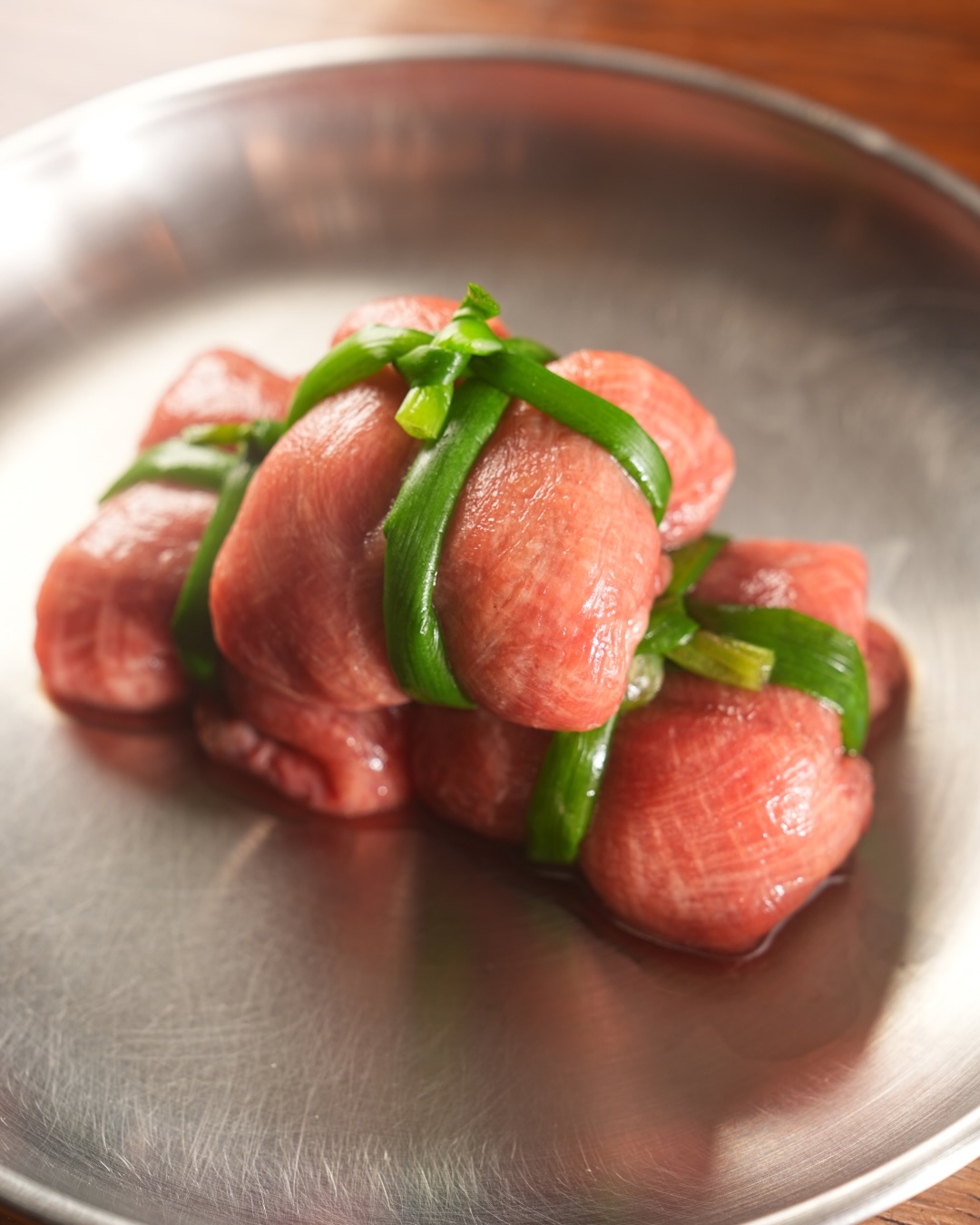 The moment it’s wrapped,
you already know it’s gonna be good.

The rich flavor of beef tongue,
packed with the aroma of green onion inside.

And once it hits the charcoal grill…
that smoky aroma is just unfair.🔥

Crispy on the outside,
juicy on the inside.

One bite and you’re hooked.

【Yakiniku Sakaba Kemuri】
Gyutan Negi Wrap, grilled over charcoal.