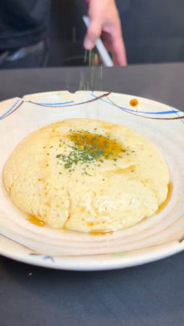 ・
卵饅頭🥚

Location:
6, 5 Soi Phrom Si 1, Khlong Tan Nuea, Watthana, Bangkok 10110 

Reservation:
02-662-7899

Dine-in time:
17:00〜0:00

#bangkok #japanesefood #izakaya #japaneserestaurant#居酒屋