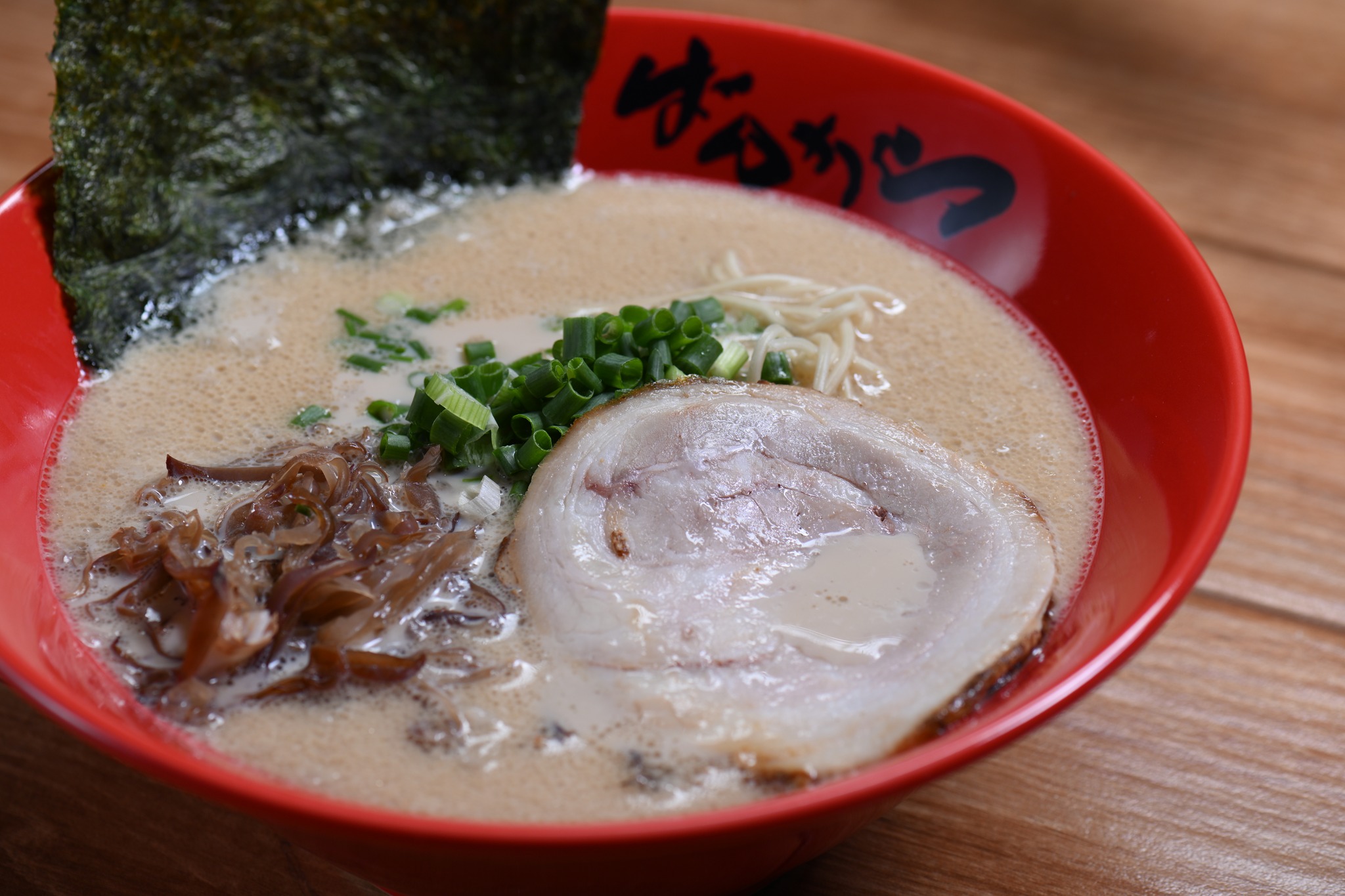 🍜 แค่ซดคำแรก ก็เหมือนได้กลับไปนั่งอยู่ในร้านราเมนที่ญี่ปุ่น

“Bankara Ramen”
น้ำซุปทงคตสึเข้มข้น เคี่ยวอย่างพิถีพิถันจนได้รสชาติที่นุ่มลึก
เส้นเหนียวนุ่มพอดีคำ พร้อมชาชูละลายในปาก

มื้อธรรมดา…ที่อยากให้ทุกคนได้ใช้เวลาอย่างดีไปกับรสชาติอุ่นๆ ชามนี้ 🤍

#BankaraRamen #JapaneseRamen #ทงคตสึราเมน #ราเมนญี่ปุ่น #RamenTime