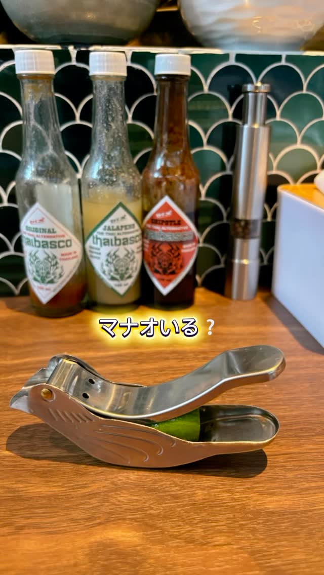 <新提案>
.
途中でマナオを絞ると、スープが一気に変わる。🍋🔥

コクのあるスープが、
爽やかで飲みたくなる味に🍲

特に
・ボンゴレ中毒
・せせり塩
・海老トマト系や絶望

この辺、かなり相性いいです🤝

まずはそのまま
途中でマナオ
(※無料です)

2度楽しめるのが、
ルンバのスープパスタです♪( ´θ｀)ノ

#ルンババンコク
#スープパスタ
#トンローグルメ
#バンコクグルメ
#味変