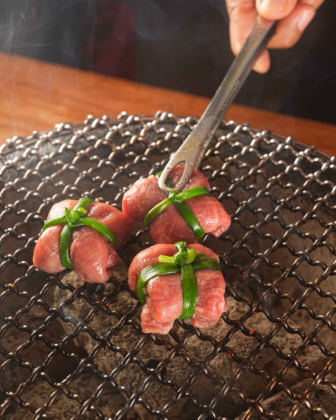 【Yakiniku Sakaba Kemuri】
Premium shoulder loin, grilled over charcoal.

The aroma of charcoal.
The melt of Tottori Wagyu.
The punch of our homemade sauce.

Every bite hits different at Kemuri.🔥

📍Sukhumvit Soi 11/1
🕔 17:00–01:00
📞 064 126 6145