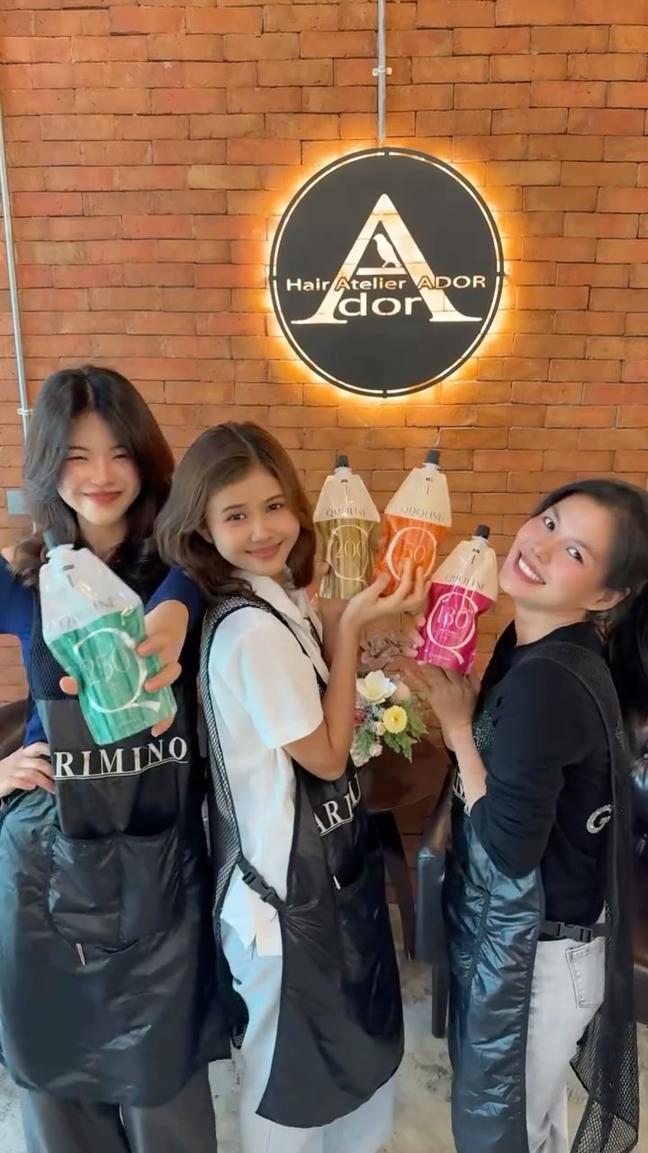 ช่วงนี้หลายคนกังวลเรื่องการยืดผม และผลิตภัณฑ์ทำเคมีต่างๆ ✨ ทางร้านจึงค่อนข้างให้ความสำคัญกับ “คุณภาพของผลิตภัณฑ์” และ “สุขภาพเส้นผมหลังทำ” มากเป็นพิเศษค่ะ

ทางร้านเลือกใช้ QUOLINE by @ariminothailand 
ผลิตภัณฑ์ยืดระดับ Professional จากประเทศญี่ปุ่น ซึ่งได้รับความนิยมในกลุ่มช่างทำผมมืออาชีพ และได้รับรางวัลในกลุ่มผลิตภัณฑ์ยืดจากญี่ปุ่นอีกด้วย

จุดเด่นของ QUOLINE คือการออกแบบสูตรให้ balance ระหว่าง “ผลลัพธ์” และ “การดูแลเส้นผม” ไม่ใช่เน้นเพียงแค่ทำให้ผมตรง แต่ยังคำนึงถึงสัมผัสของเส้นผมหลังทำเคมีด้วยค่ะ

✔ ช่วยให้ผมตรง เรียบลื่น ดูเป็นธรรมชาติ
✔ ลดความแห้งกระด้างหลังการยืดผม
✔ มีส่วนผสมช่วยเติมความชุ่มชื้นและโปรตีนให้เส้นผม
✔ มี Silk PPT ช่วยดูแลโครงสร้างเส้นผม
✔ สามารถเลือกสูตรให้เหมาะกับสภาพผมแต่ละบุคคลได้
✔ เหมาะทั้งผมธรรมชาติ ผมทำสี และผมผ่านเคมี

ทางร้านเชื่อว่า "ผมสวย” มาพร้อม “สุขภาพผมที่ดี” ด้วยค่ะ 🤍

จึงให้ความสำคัญกับทุกขั้นตอน ตั้งแต่การประเมินสภาพผม การเลือกสูตร ไปจนถึงการดูแลระหว่างทำเคมี เพื่อให้ลูกค้าได้ผลลัพธ์ที่สวยและเหมาะกับเส้นผมที่สุดค่ะ ✨

#Hairatelierador #ร้านทำผมทองหล่อ #ยืดผมธรรมชาติ #StraightPerm #rebondinghair