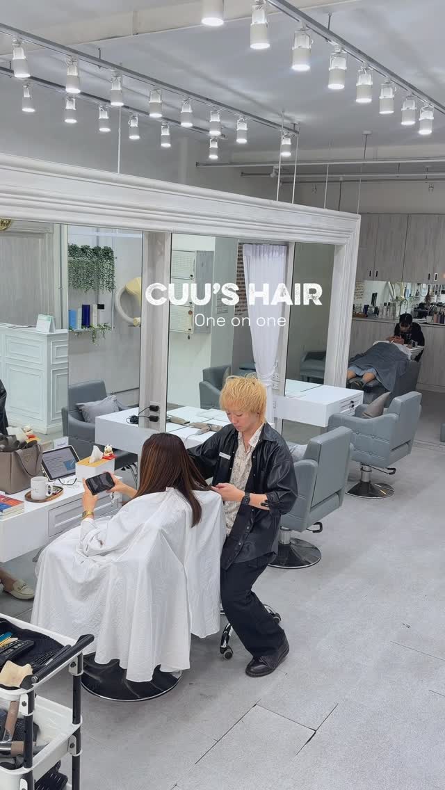 Cuu’s hairはマンツーマン施術。
カウンセリングから仕上げまで
すべて1人のスタイリストが担当します。

だからできる髪質に合わせた細かい薬剤選定
と丁寧な艶髪改善。
本気で髪を綺麗にしたい方へ。

Cuu’s hair ทำผมแบบ 1 ต่อ 1 💇‍♀️
ตั้งแต่เริ่มปรึกษา จนเป่าผมเสร็จ

ดูแลโดยช่างคนเดียวตลอดงาน
ไม่ต้องรอคิว ไม่สลับช่าง
ดูแลละเอียด เลือกน้ำยาให้เหมาะกับผมคุณ

เพื่อผมสวย นุ่ม เงา สุขภาพดีจริง 🤍
เหมาะกับคนที่อยากดูแลผมแบบจริงจัง

Cuu’s hair is a 1-on-1 private salon 💇‍♀️✨
From consultation to the final finish,
one stylist takes care of you the entire time.

No waiting, no switching stylists.
We carefully choose the best products for your hair type
to create smooth, shiny, healthier hair 🤍

Perfect for those who truly want to improve their hair.
Thonglor / Bangkok
#bangkokhairsalon