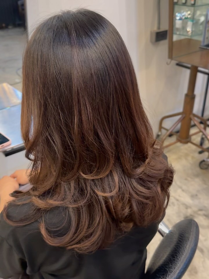 Layer Cut ✂️ ตัดเลเยอร์แบบพอดี ช่วยเพิ่ม movement ให้เส้นผม ดูมีวอลุ่มแบบธรรมชาติ ลอนตกสวย แม้ปล่อยธรรมดาก็ยังดูละมุน 💫

#hairatelierador #haircut