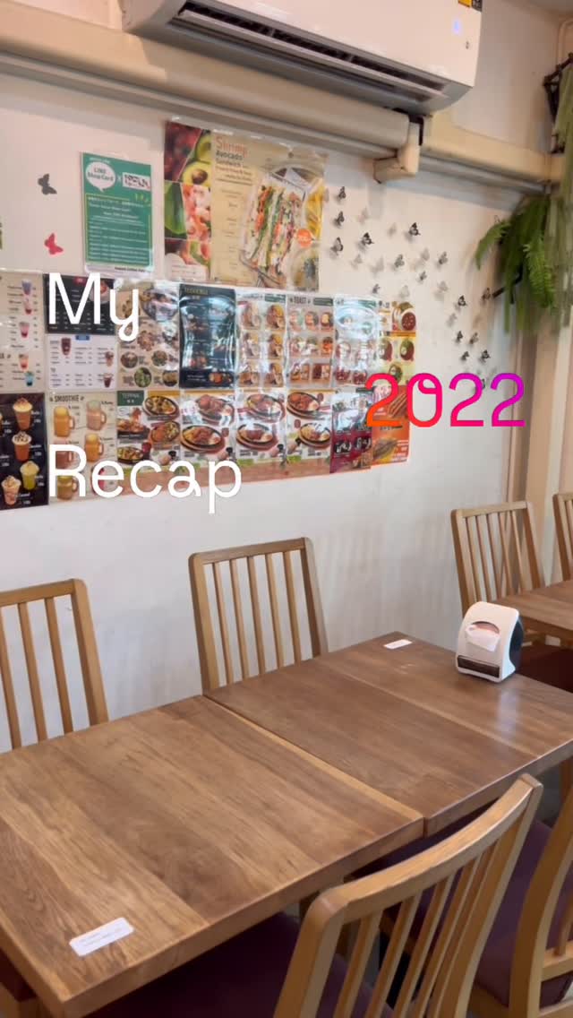 ฮากาตะ คอฟฟี่ (Hakata Coffee Bangkok)
เป็นคาเฟ่สไตล์ญี่ปุ่นที่ซ่อนตัวอยู่ในย่านสุขุมวิท
ให้บรรยากาศอบอุ่นเหมือนนั่งอยู่ในคาเฟ่ที่ประเทศญี่ปุ่นจริงๆ ร้านนี้โดดเด่นด้วยกาแฟคั่วเองและเมนูอาหารสไตล์โฮมเมดที่หลาก
หลาย
บรรยากาศและสไตล์ร้าน
• สไตล์ญี่ปุ่นแท้: ร้านตกแต่งด้วยโทนไม้ ให้ความรู้สึกเงียบสงบและเป็นส่วนตัว เหมาะ
สำหรับการมานั่งทำงานหรือพักผ่อน
• ทำเลที่ตั้ง: ตั้งอยู่ใน ซอยสุขุมวิท 35 ใกล้กับ
UFM Fuji Super และสามารถเดินจาก BTS
พร้อมพงษ์ ได้
• พื้นที่: มีทั้งโซนที่นั่งด้านในและด้านนอก (Outdoor) รวมถึงบริการ Free Wi-Fi @