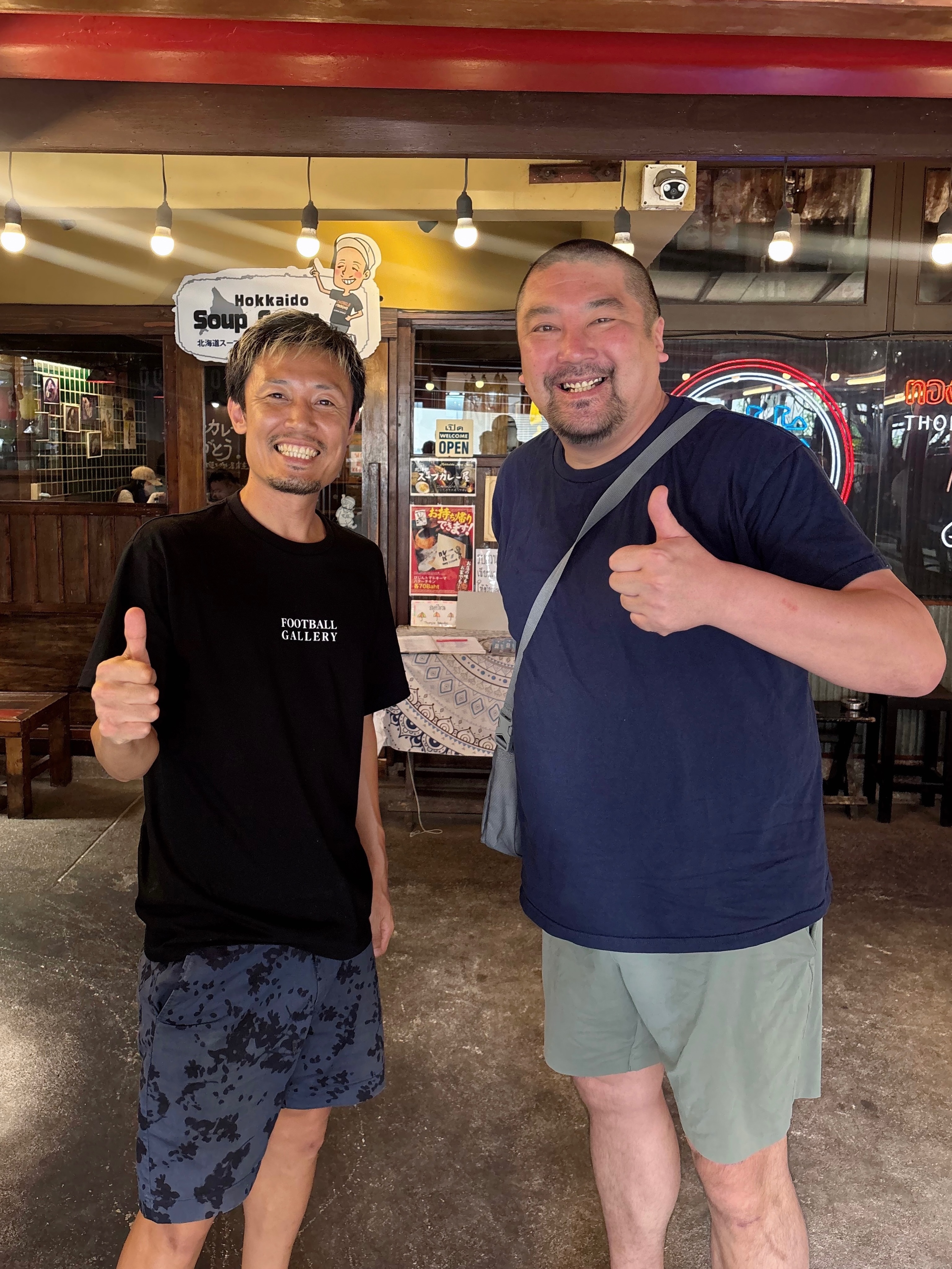 อดีตนักฟุตบอล J-League
และปัจจุบันเป็น Owner Chef 
ของร้านดัง “Kuma no Yakitori” ในกรุงเทพฯ
คุณ Yoshinari Takagi แวะมาที่ร้านครับ🔥⚽️🍴

สมัยเป็นนักฟุตบอลอาชีพ
เคยเล่นให้กับทีมดังอย่าง Tokyo Verdy และ Nagoya Grampus ในตำแหน่งผู้รักษาประตูครับ！

ตอนนี้กำลังสร้างชื่อในวงการอาหารที่กรุงเทพฯ
กับประสบการณ์ยากิโทริสุดพิเศษของร้าน Kuma no Yakitori👏

รู้สึกเป็นเกียรติมากที่แวะมาที่ 北海道スープカレー屋 🍲

ご来店感謝です‼︎‼︎
僕も必ず行きます♪( ´θ｀)ノ🍻

📍北海道スープカレー屋
Hokkaido Soup Curry
Thonglor Soi 11
Bangkok 🇹🇭

#北海道スープカレー屋
#BangkokFood
#SoupCurry
#YoshinariTakagi
#KumaNoYakitori