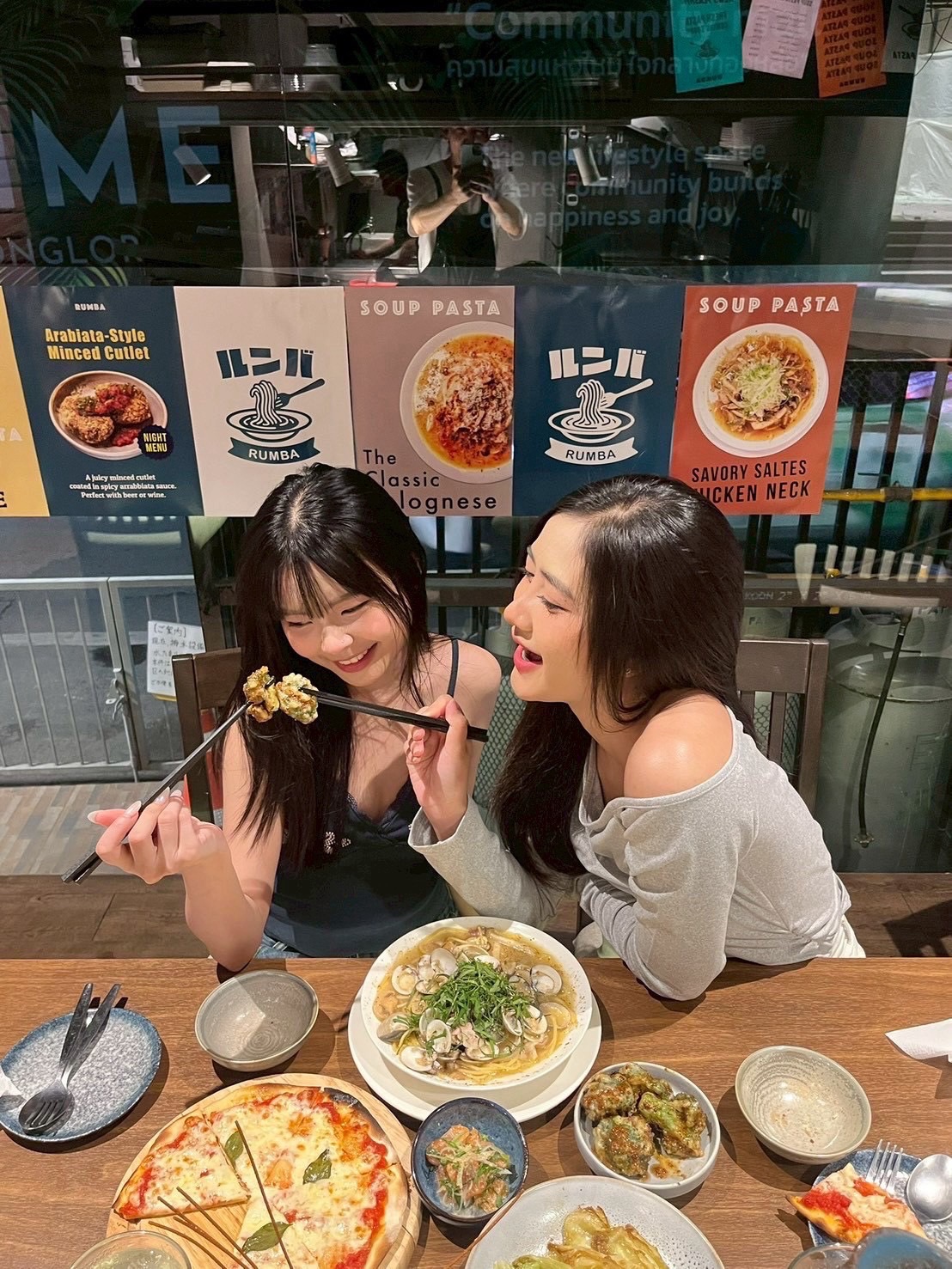 🍝姉妹店 “Thonglor RUMBA”🍝

Thonglor Yokochoから徒歩1〜2分🚶
Thonglor Soi 13にあります📍

今、日本でブームが来そうな“スープパスタ”
🇹🇭バンコクで食べられるのはウチだけ🔥

日本人店長常勤
オープンキッチンのLIVE感と
おしゃれな空間も人気です✨

Foobreca特注生地のピザや
ワイン・クラフトビールもおすすめ🍕🍷
是非一度お越しください！

@thonglor_soup_pasta 
Thonglor Soi 13

🍝ร้านพี่น้อง “Thonglor RUMBA”🍝

เดินจาก Thonglor Yokocho แค่ 1-2 นาที
อยู่ที่ Thonglor Soi 13 ครับ
เมนูดังของร้านคือ “Soup Pasta”
พาสต้าซุปสไตล์ญี่ปุ่นที่กำลังฮิตในญี่ปุ่น🔥
และในกรุงเทพฯ มีที่นี่ที่เดียวครับ

มีผู้จัดการชาวญี่ปุ่นประจำร้าน
พร้อมครัวเปิดที่ดูสนุกและมีบรรยากาศมาก✨
พิซซ่าแป้งพิเศษจาก Foobreca
รวมถึงไวน์และคราฟต์เบียร์ก็ได้รับความนิยม🍕🍷
แวะมาลองกันได้ครับ♪( ´θ｀)ノ

#ThonglorRUMBA
#スープパスタ
#BangkokPasta
#Thonglor
#バンコクグルメ