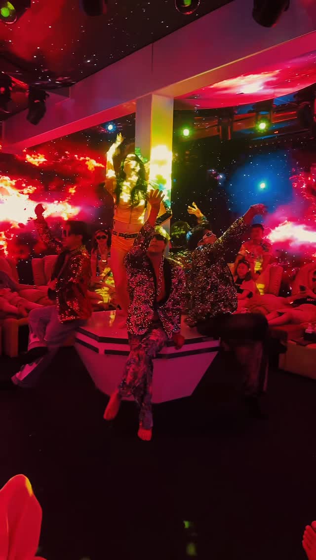 POV: Your relaxing massage suddenly turned into a live concert. 😂🔥

One minute:
foot massage and chill.

Next minute:
LED explosions, dancers everywhere, giant chickens, DJs, and absolute chaos. 🐔🌌

Bangkok has nightlife.
Bradbury has another universe.

📍 Bradbury - Soi Sukhumvit 61
⏰ 12:00 – 0:00
#BRADBURY #massage #bangkoktrip #映えスポット #InstaWorthy