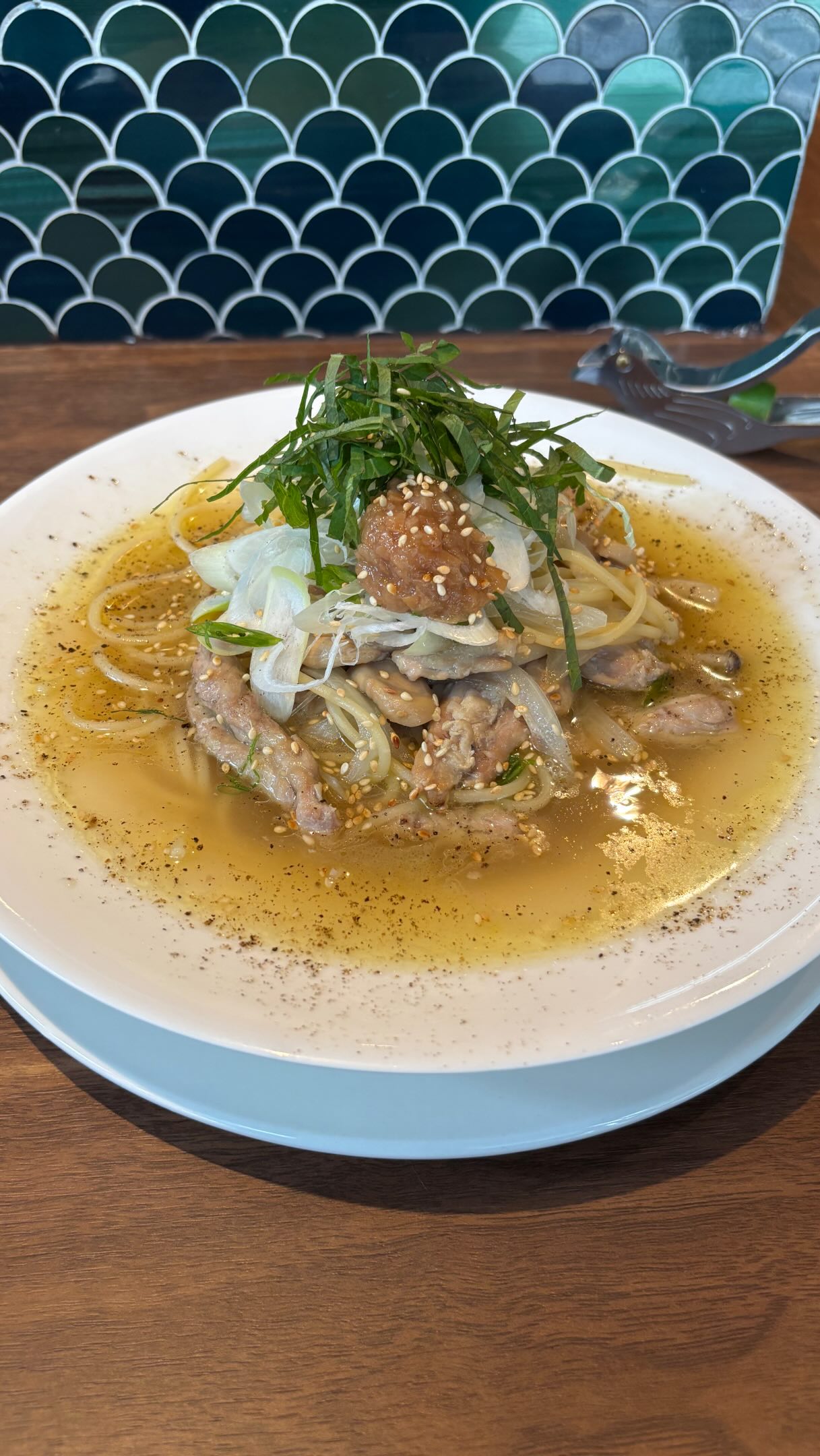炭火せせり × 梅 × 大葉
かなり完成度高い一杯できました🔥

香ばしく焼いたせせりに、
たっぷりネギと大葉。

中央には叩き梅。

最初はそのまま。
途中から梅を溶かして、
味が変化していく “和風塩スープパスタ”。

にんにくの旨味、
鶏の香ばしさ、
梅の酸味、
大葉の香り。

食べ進めるほどクセになります。

これはかなり好きな人多そう。

📍Thonglor RUMBA

#スープパスタ
#バンコクグルメ
#トンロー
#SoupPasta
#BangkokFood