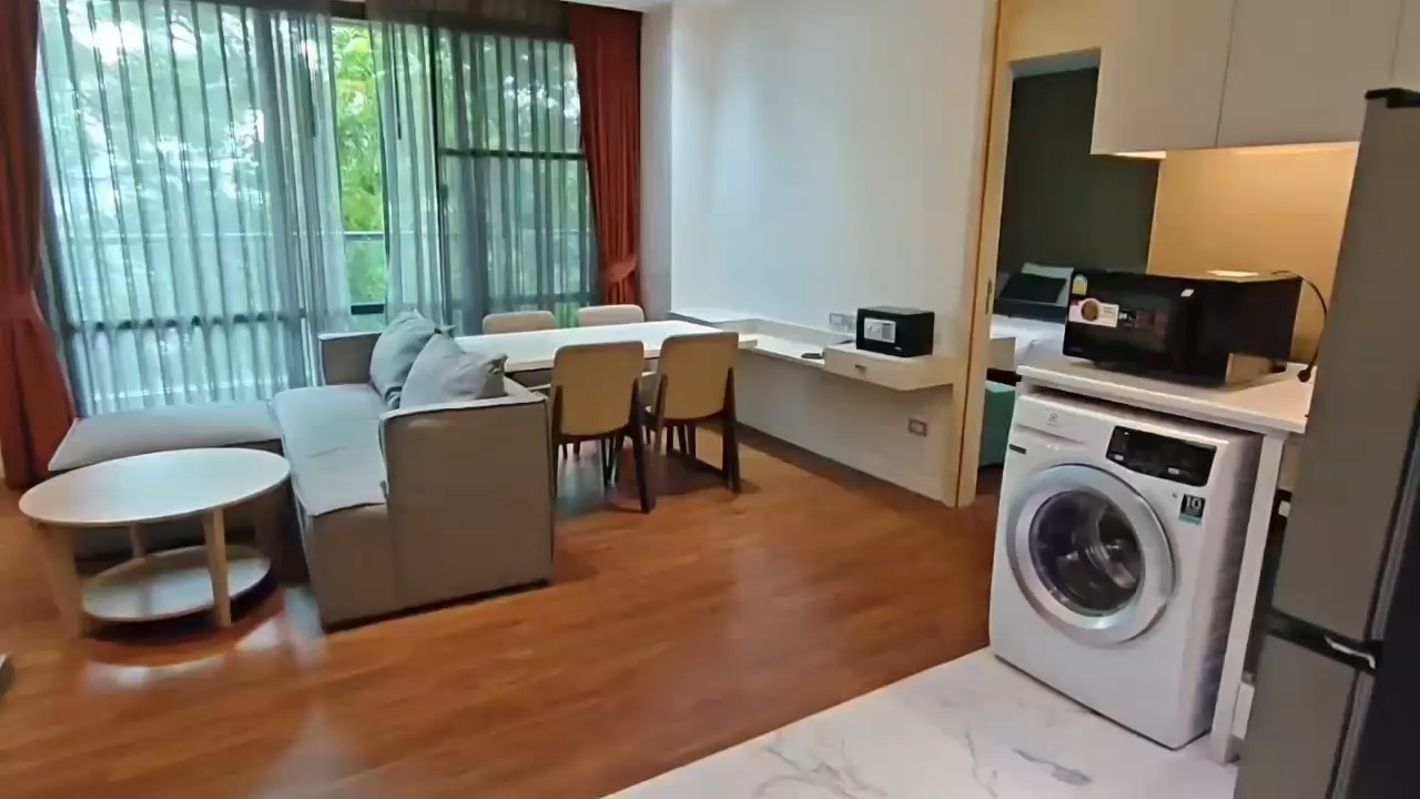 見逃せない物件情報です🏡

バンコクのスクンビット38に位置する「Baan Santisuk」の2ベッドルーム（87㎡）が入居可能になりました✨ 静けさが自慢のこのエリアは、都会の喧騒を忘れたい方にぴったりです。特にバンコクの騒音が少し煩わしいと感じる方には理想的な環境です。

家賃は月々60,000バーツ。2ベッドルームとしては驚くほどリーズナブルで、コストパフォーマンスに優れた選択です💰 しかも築5年のモダンな内装が魅力的。家電も最新で、使用する電力が少なく済むため、電気代も節約できるメリットがあります。

ご内覧希望の方はお気軽にお問い合わせください！このチャンスをお見逃しなく🌿

#静かな住宅
#お得物件
#モダンな暮らし
#スクンビットライフ
#紅樹株式会社